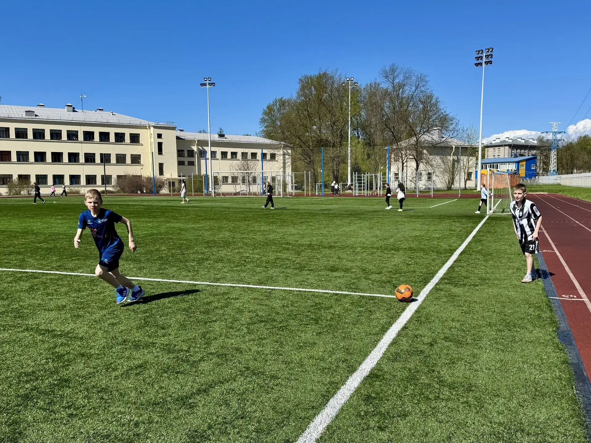 ⚽ ФУТБОЛ, АЗАРТ И ДВА ЧЕТВЕРТЫХ КЛАССА   На футбольном поле встретились два четвёртых класса — 4.2 и
