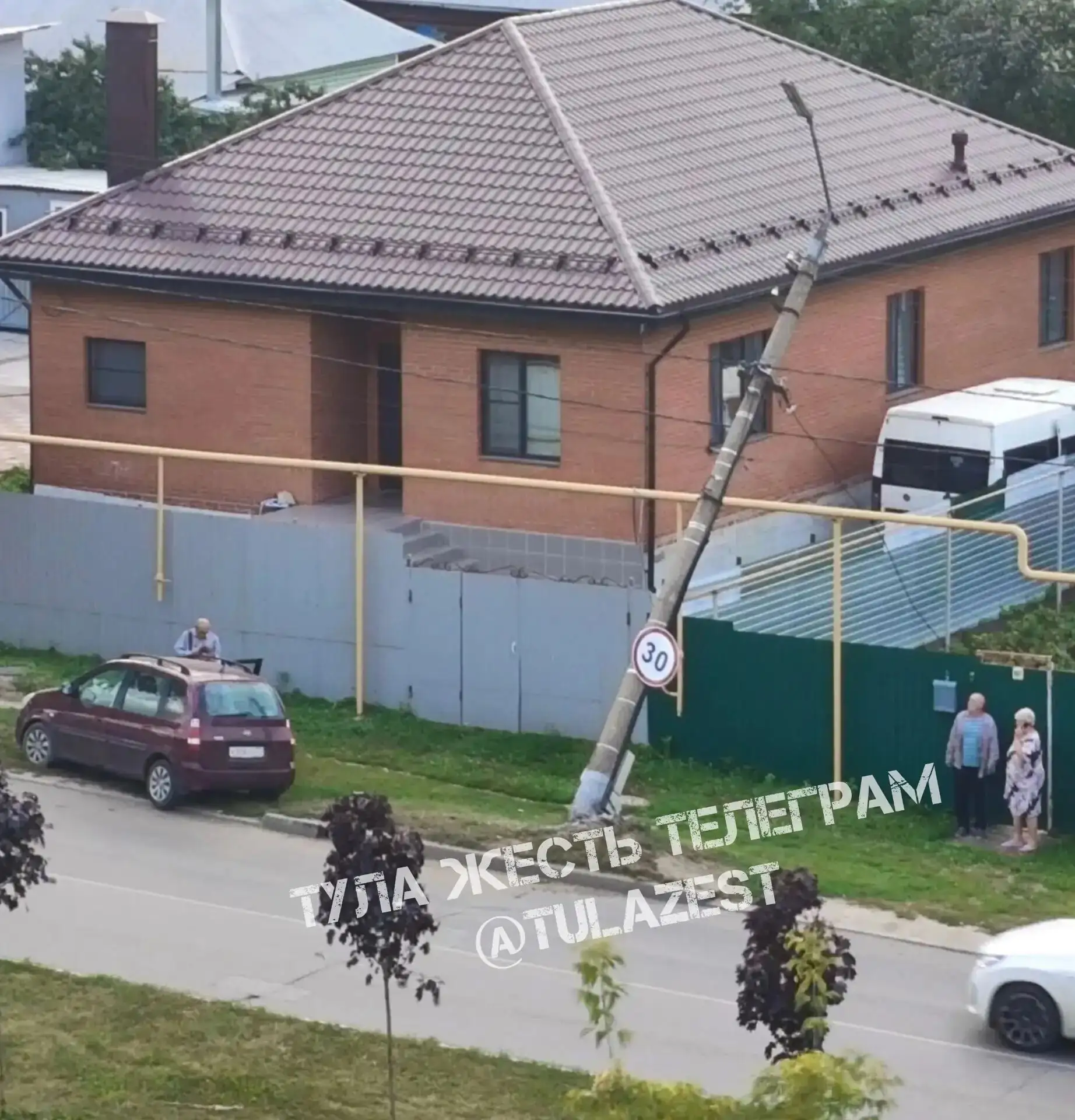 Водитель легковушки не справился с управлением и врезался в столб на улице Пролетарской...