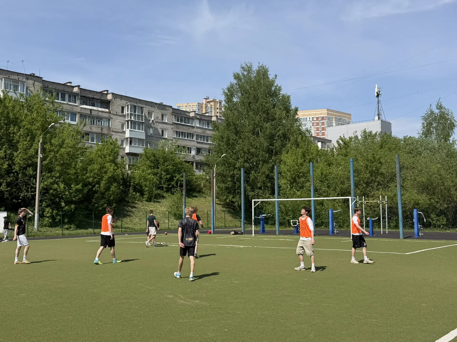 🏆 Матч года в школе 135! ⚽  Вчера на стадионе прошла традиционная встреча по футболу между командой 