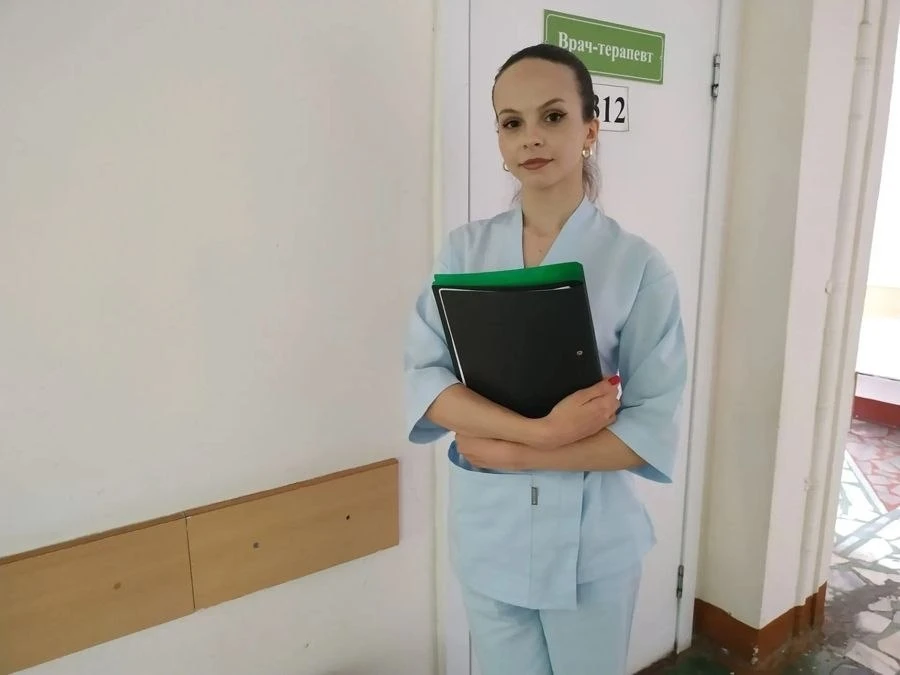 В Алатырскую районную больницу пришел новый терапевт, и местные бабушки уже потянулись ...