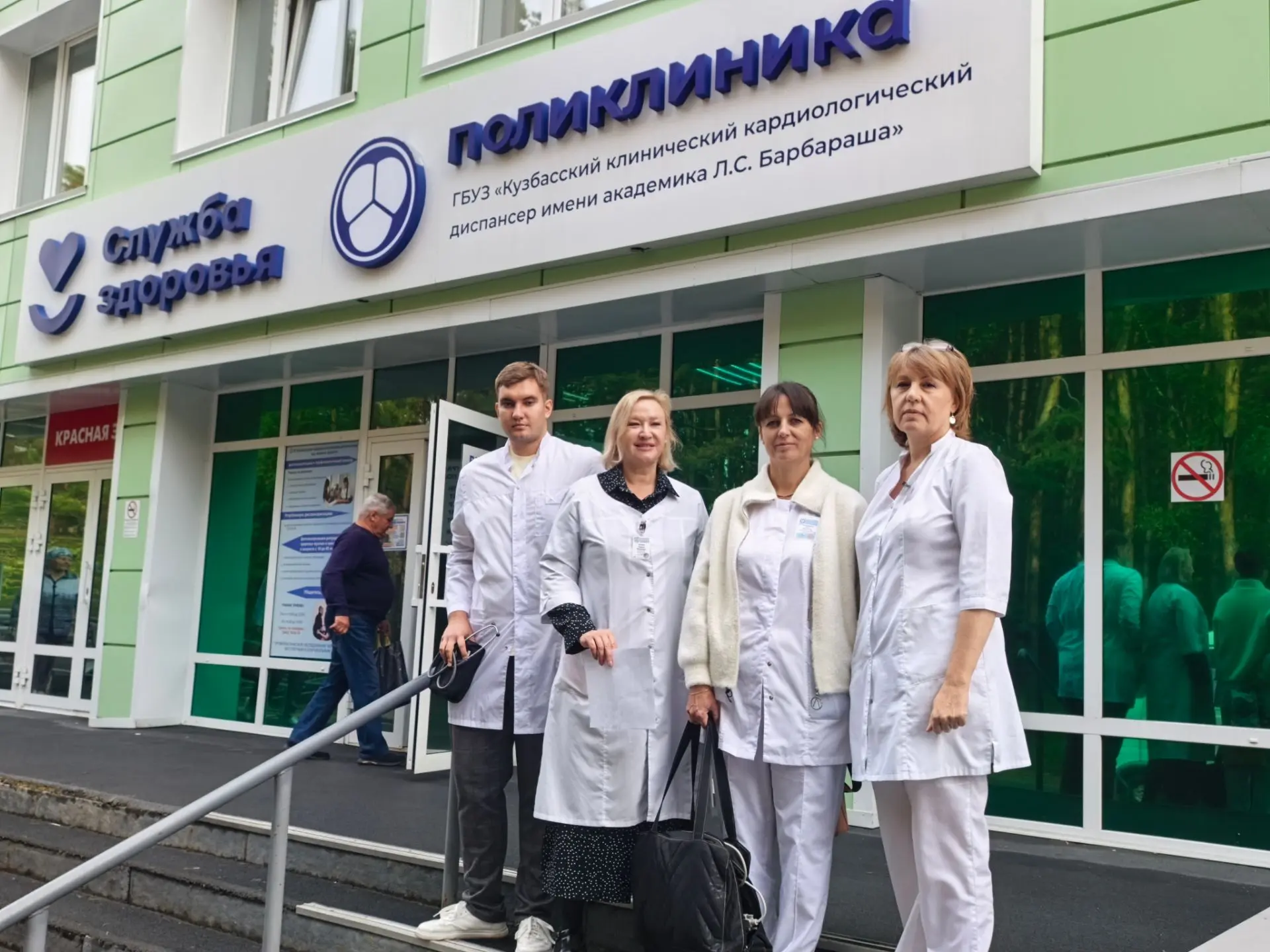 В преддверии праздника медики Кузбасского кардиодиспансера навестили тех, кто долгие го...