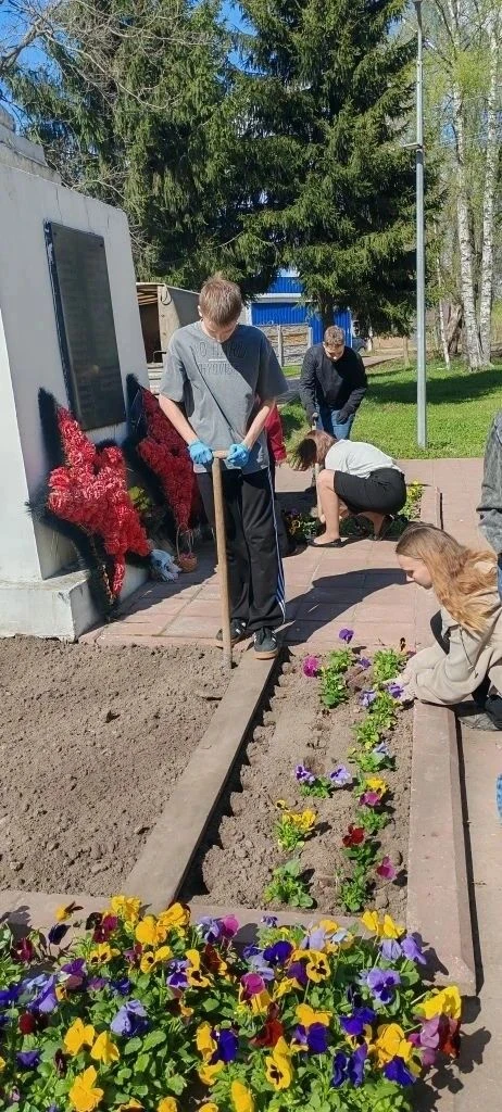 Вчера и сегодня — заботимся о памятниках нашего города! 🇷🇺 ☘ 4 мая ученики 8–9 классов ЦО №6 дружно 