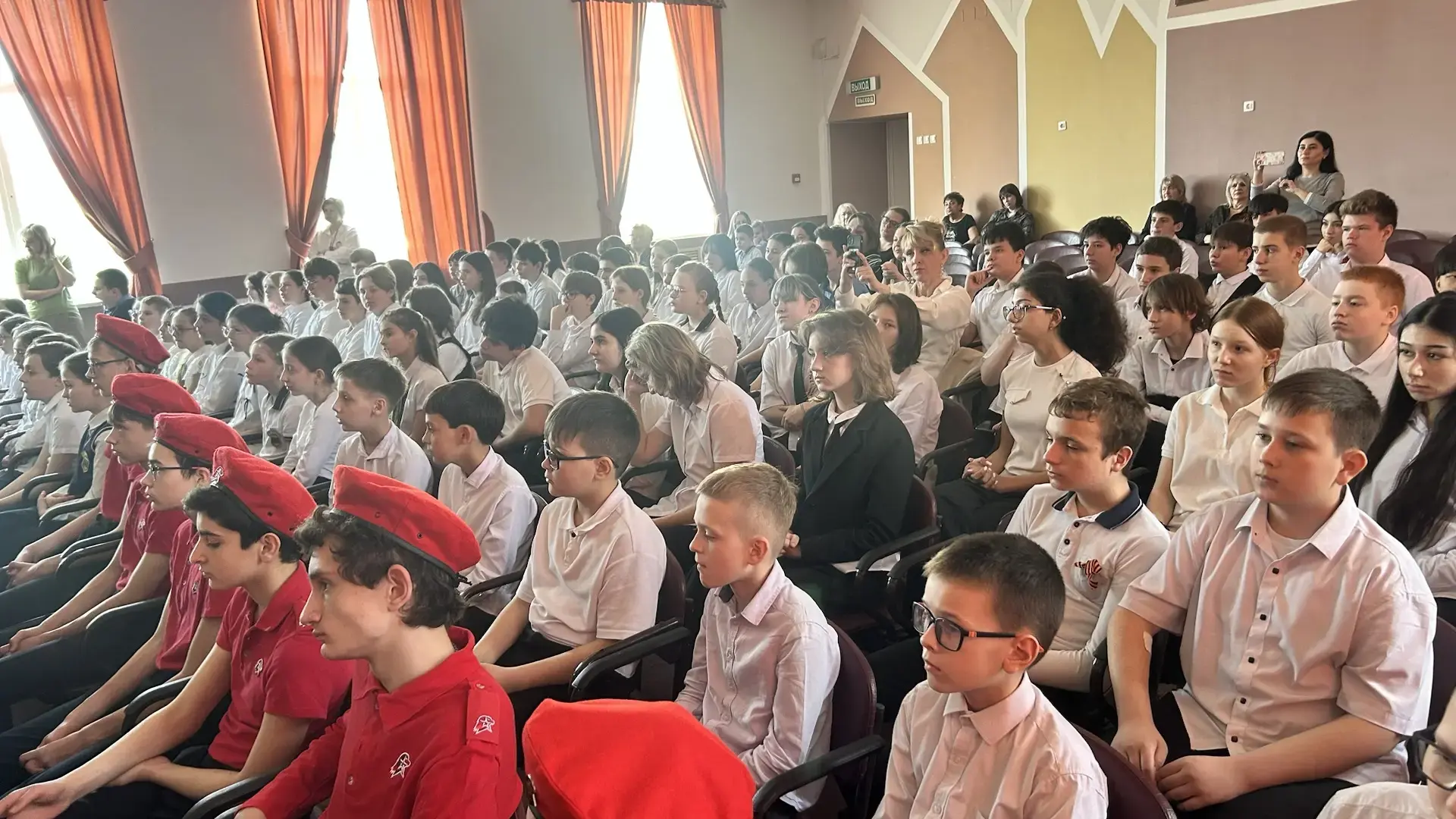 «Никто не забыт, ничто не забыто»  Сегодня в нашей школе состоялся праздничный концерт, посвященный 