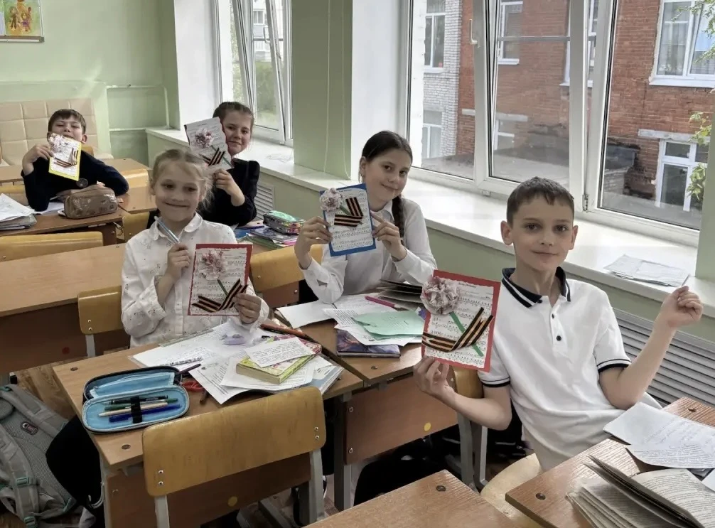 🇷🇺В преддверии Дня Победы ребята 1Л, 2И, 2С, 3Р, 3Д классов и, конечно,  наши четвероклассники приня
