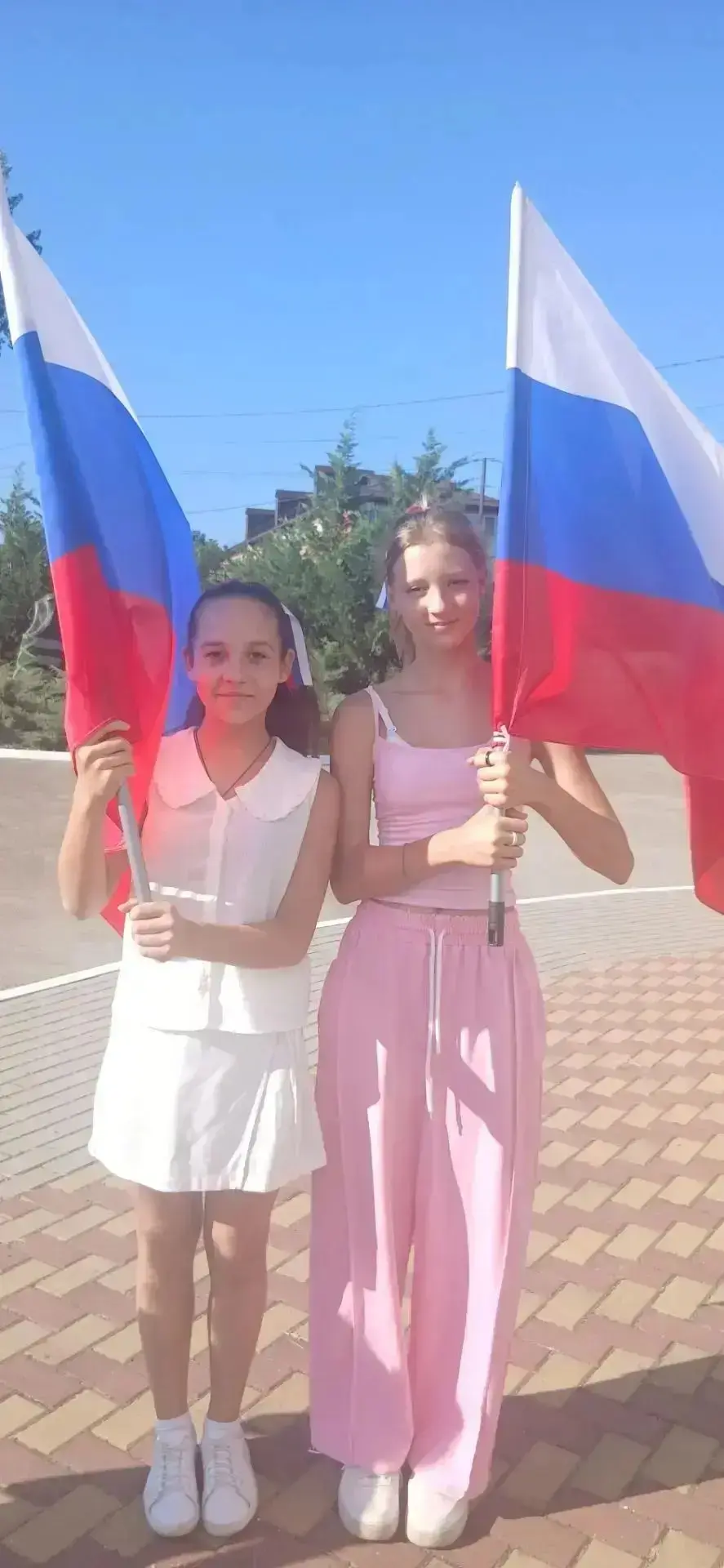 🎉 Учащиеся нашей школы принимают участие в акции «Флаг России»! 🇷🇺
