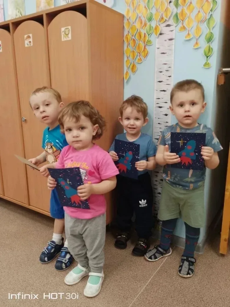 Если очень захотеть,
Можно в космос полететь.
Чтоб отправиться в полет,
Нужен нам не самолет.
К звез