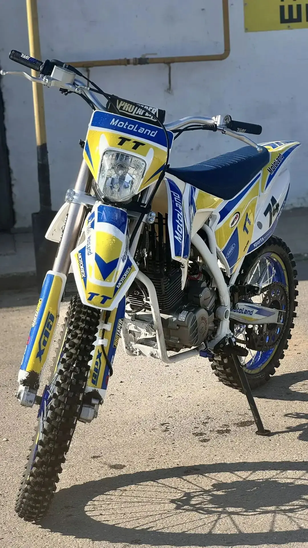 🏍Продаю мотоцикл

В хорошем состоянии, брал в 2025 году. 

Единственное, нету личинки в замке зажиг