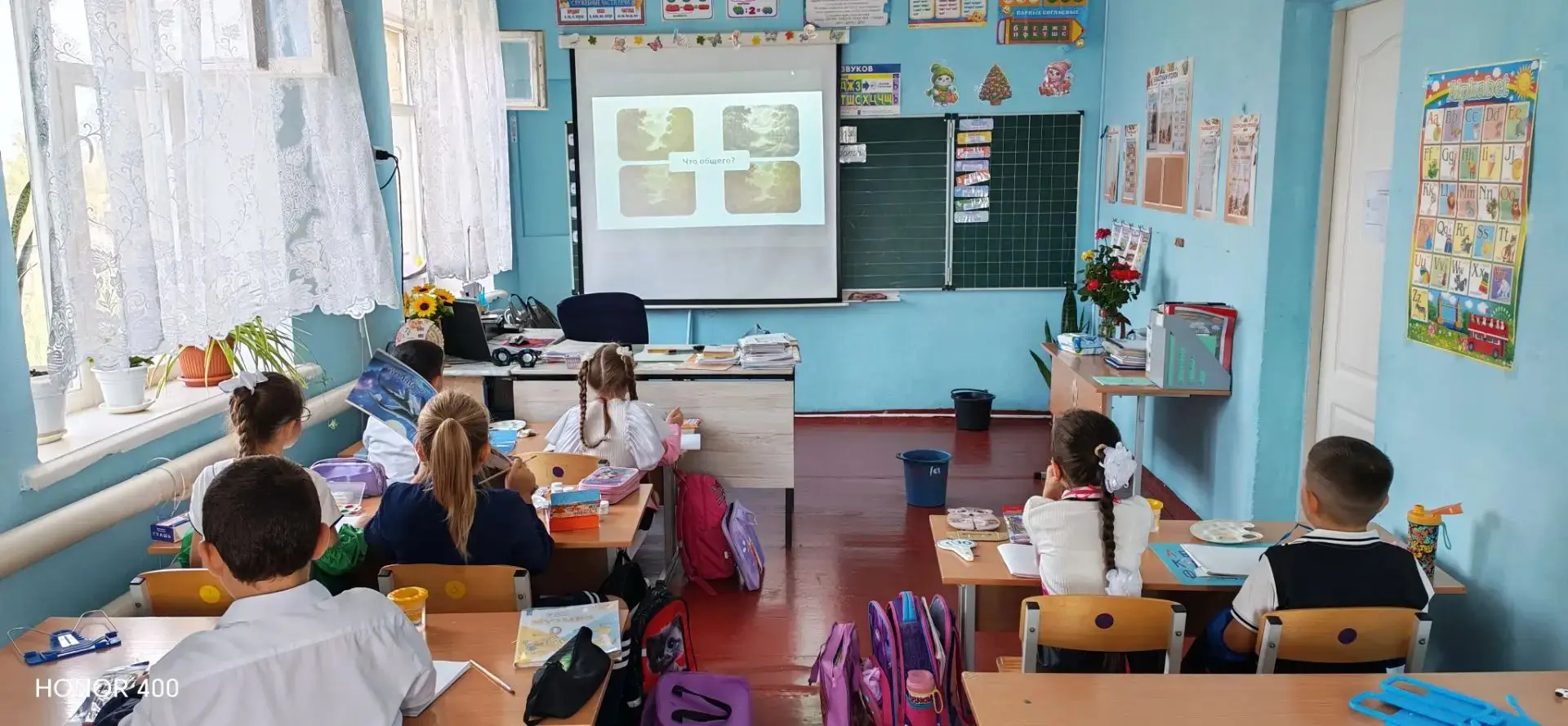 На уроке изобразительного искусства второклассники отправились в увлекательное путешест...