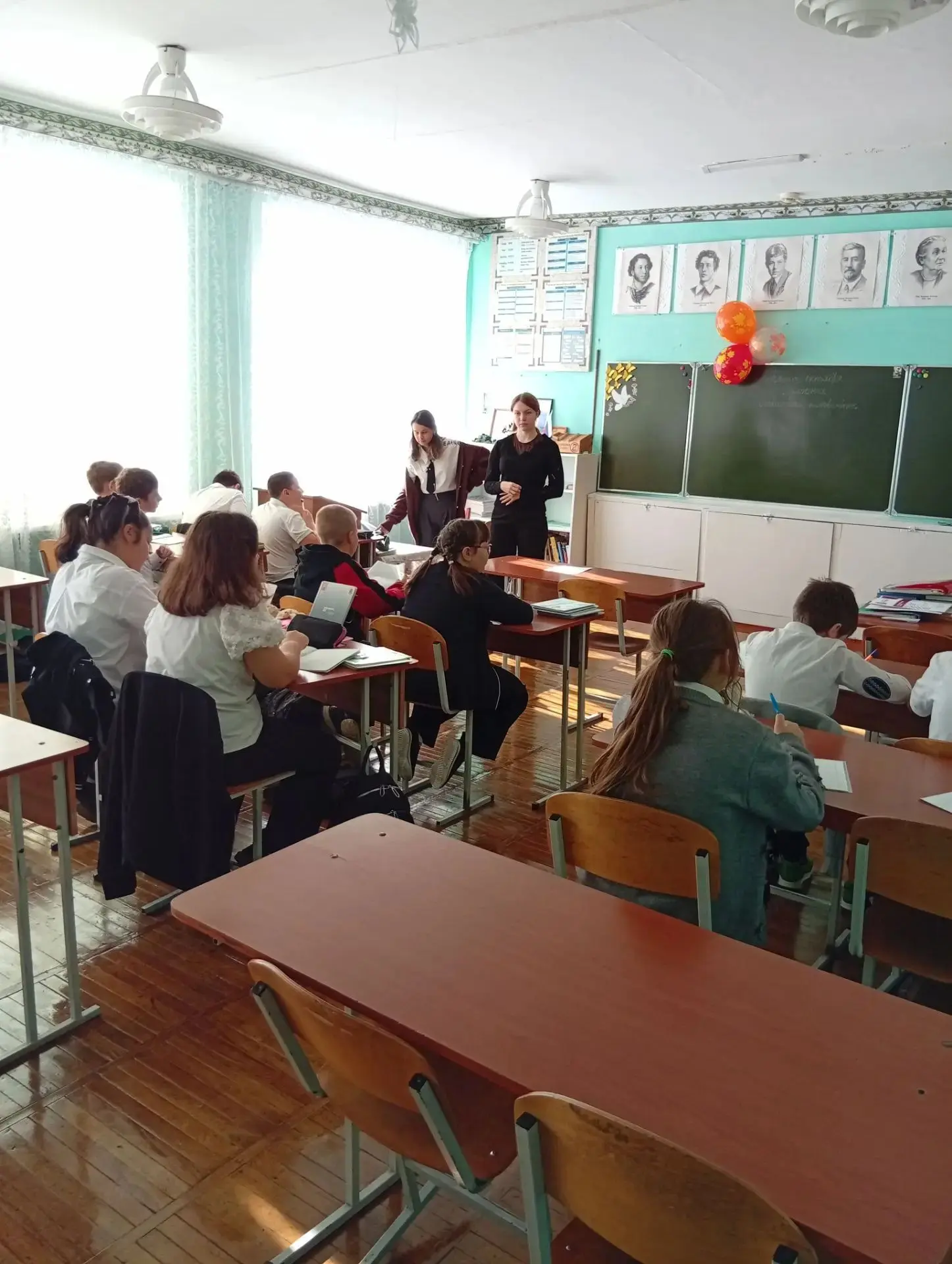 🎉 День учителя с изюминкой: старшеклассники стали учителями!