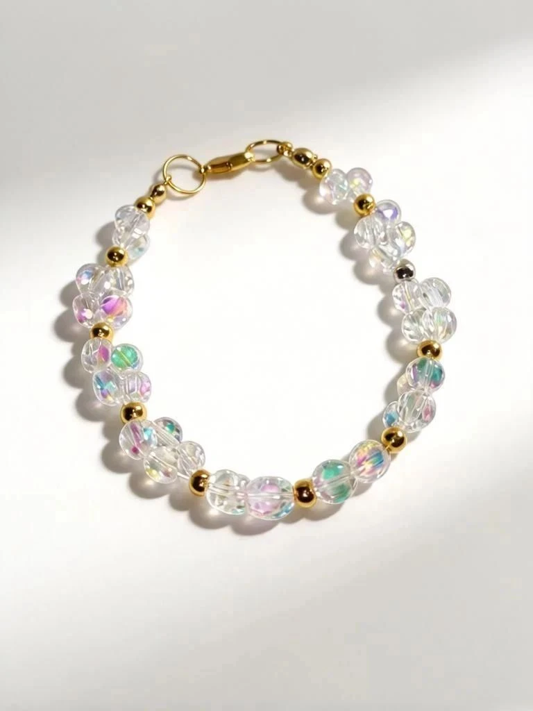 Изящный браслет из гранёных бусин — аналог кристаллов Swarovski: прозрачные элементы с ...