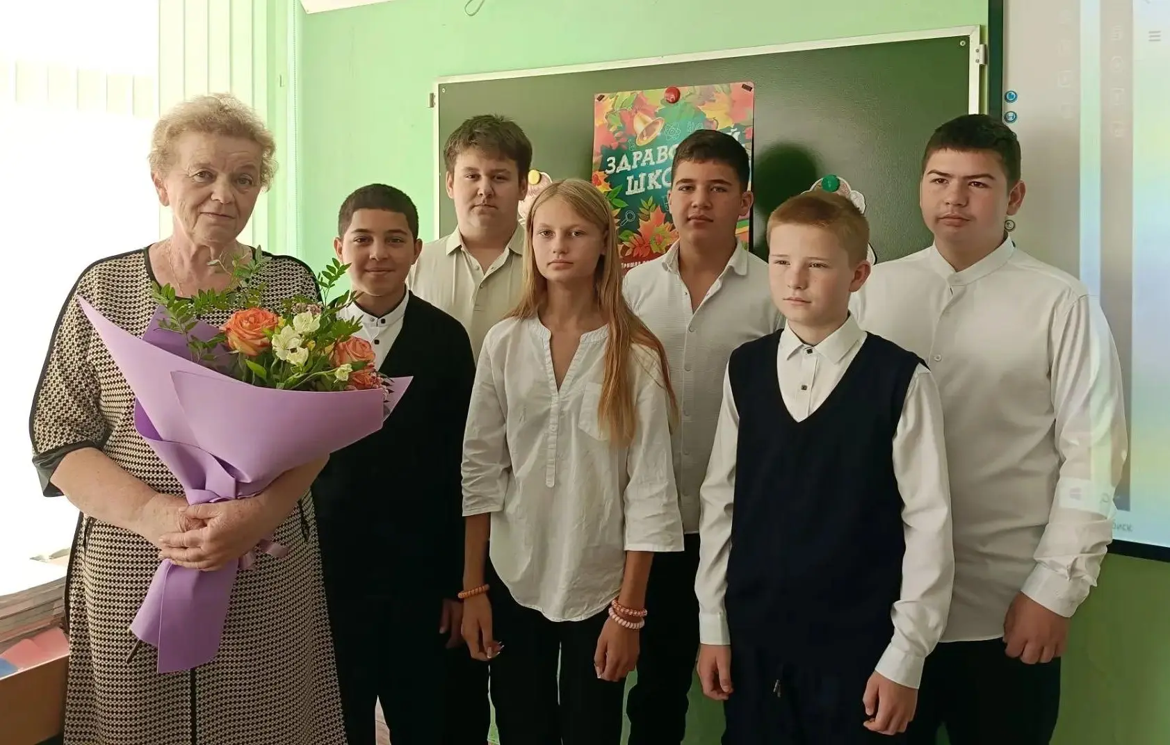 Рядинскую Валентину Николаевну, учителя химии и биологии,, от  всей души поздравляем  с...
