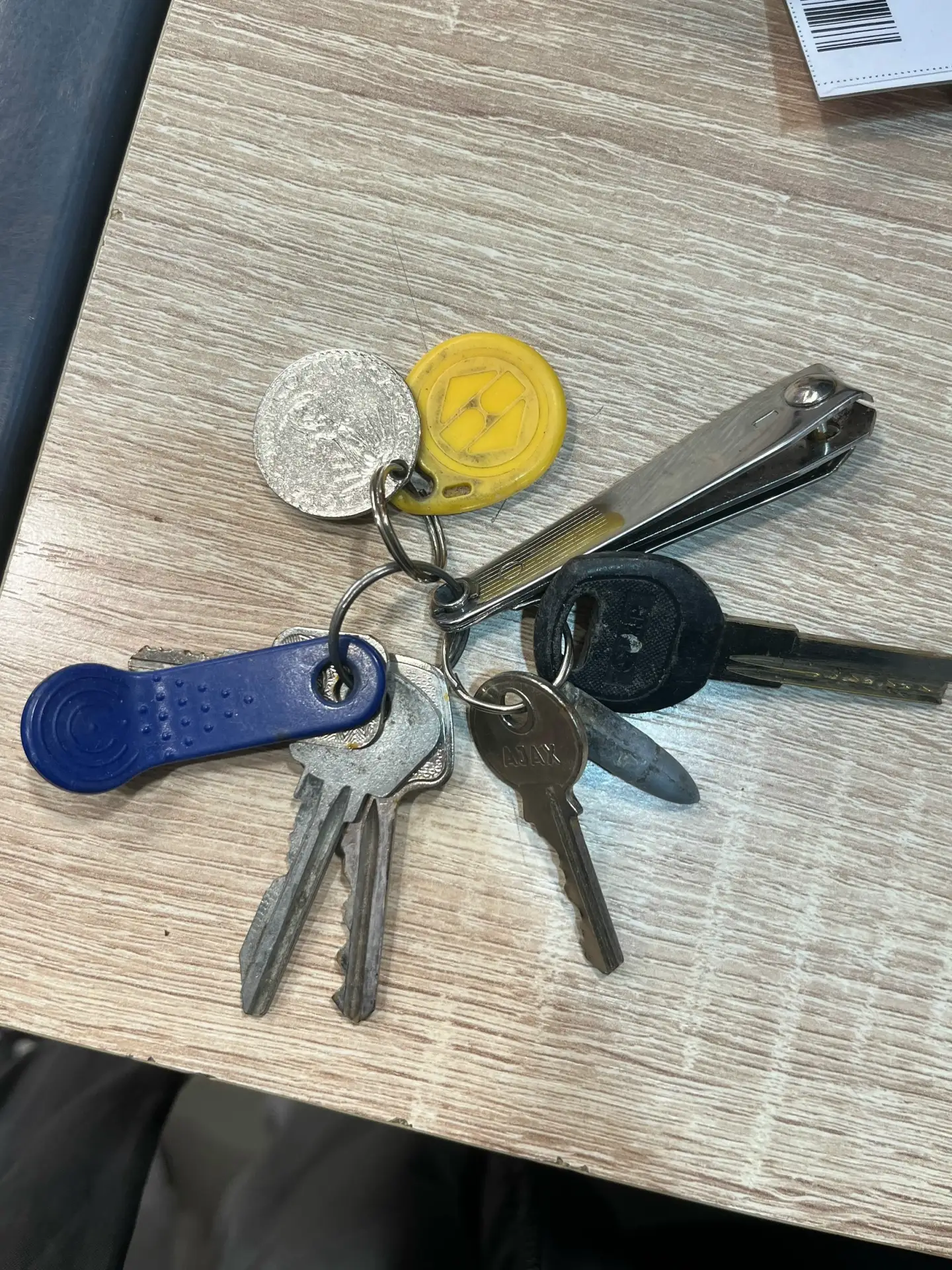 Найдена связка ключей у магазина монетка на Октябрьской 7 ( автовокзал ). Обращаться к ...