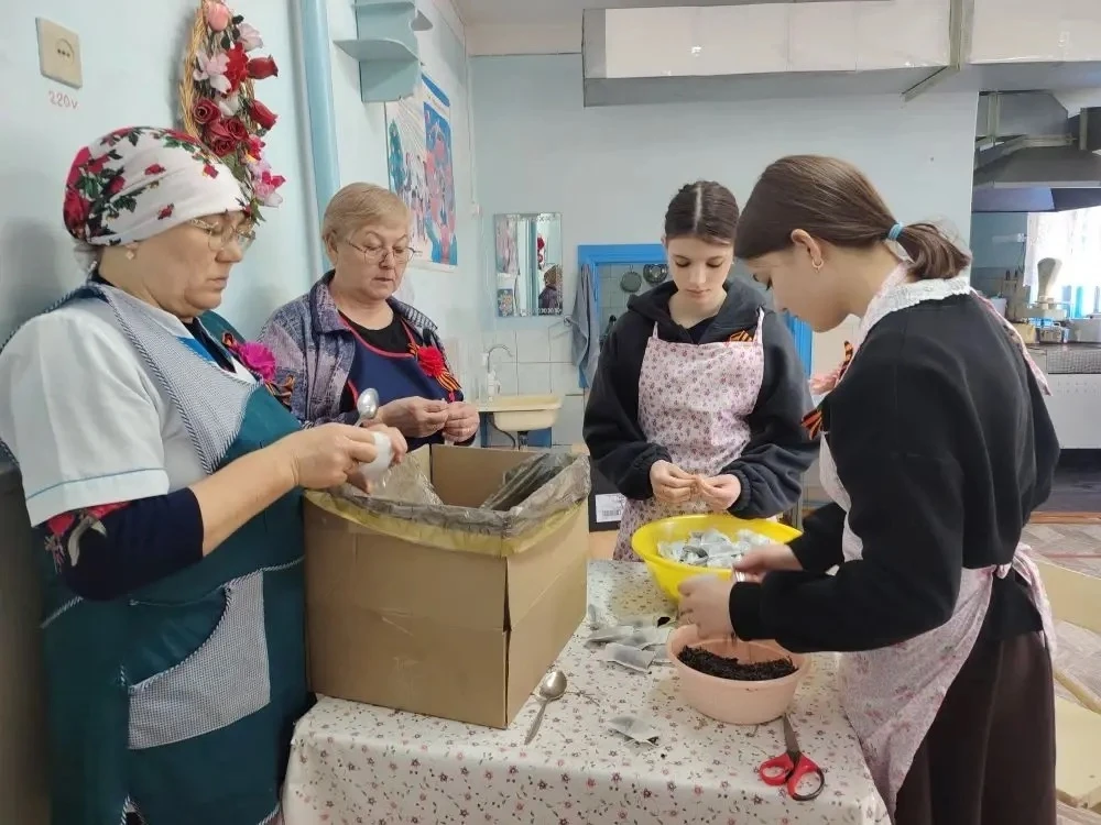 Накануне Дня Победы школьники и коллектив школы собирают гуманитарную помощь для участн...