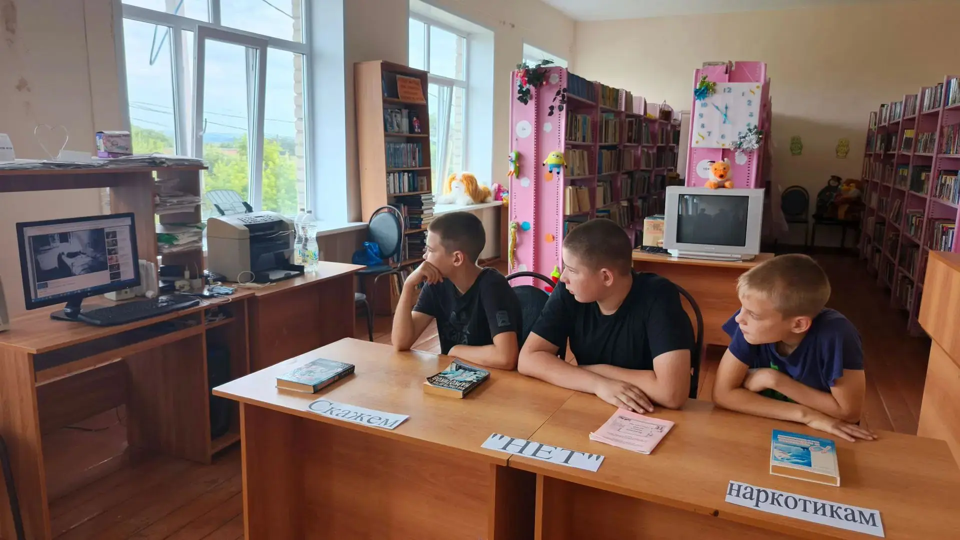 23 июля в Потодеевской сельской библиотеке с подростками была проведена беседа «Все краски мира прот