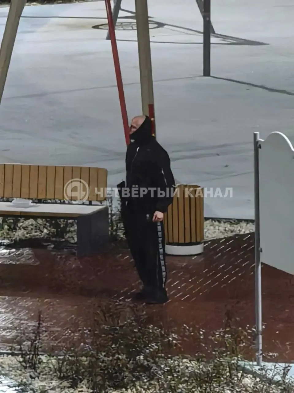 🚨В Академическом лысый мужик устроил стрельбу во дворе