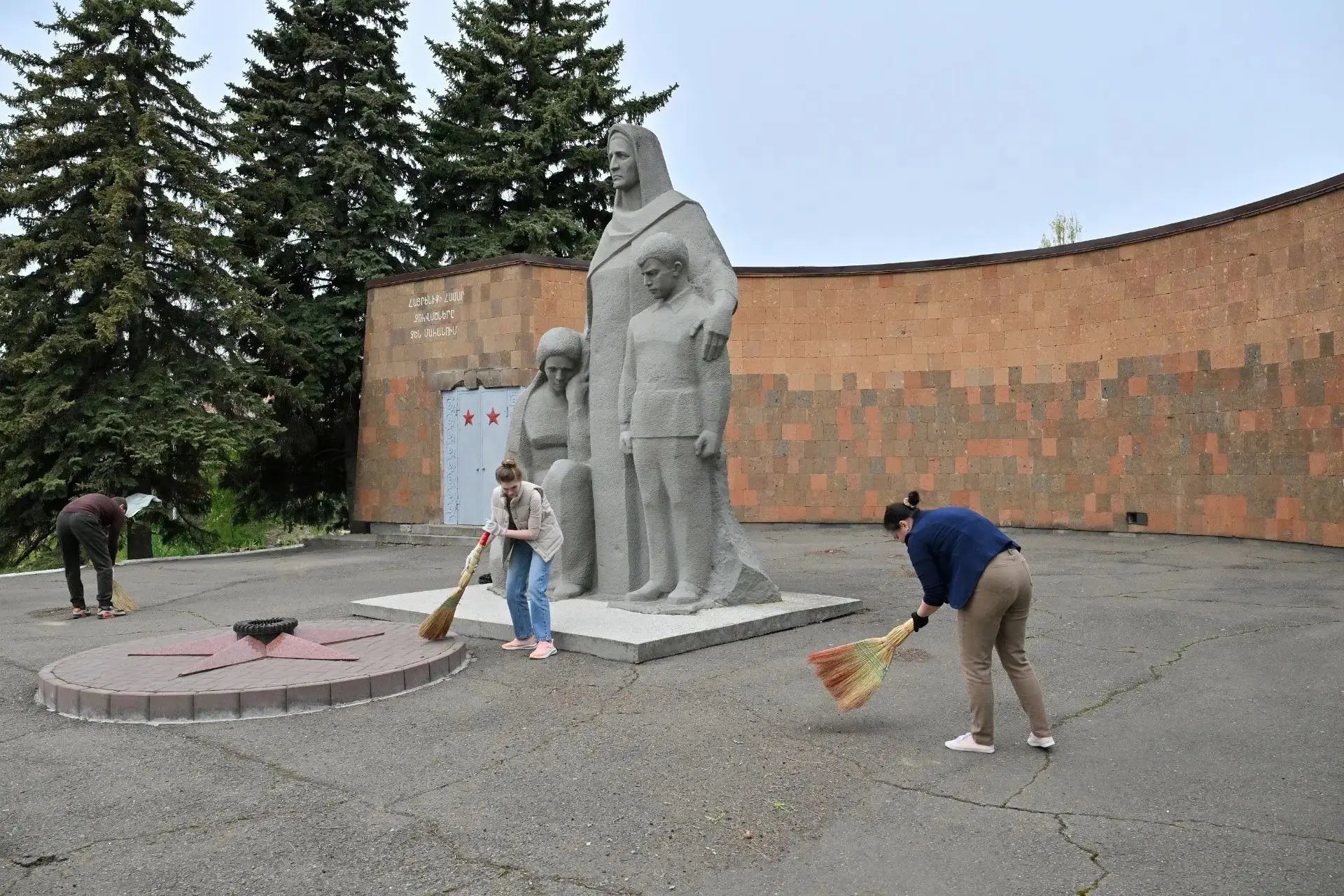 🙏Сотрудники ГКУ РО «ЦИОН» приняли участие в патриотической акции «Дон помнит»! Накануне Дня Победы д