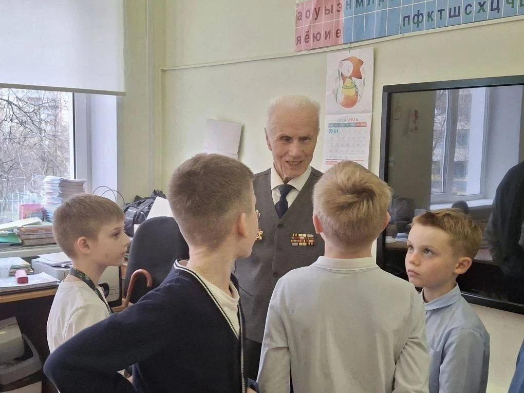 🎖️ ВСТРЕЧА С ВЕТЕРАНОМ   Ученики 3-А и 3-Б классов встретились с ветераном Великой Отечественной вой