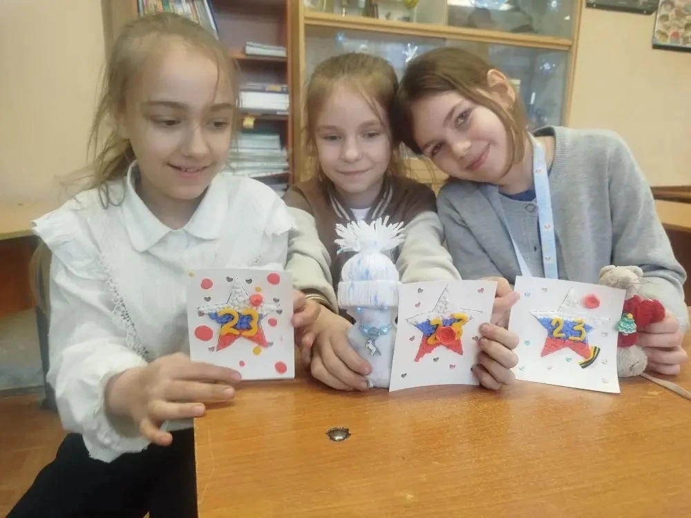 Ребята из кружка "Лепка из полимерной глины" подготовили открытки ко Дню защитника Отечества