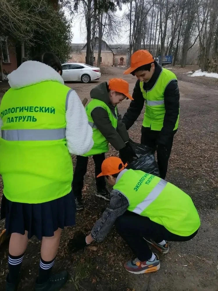 🕊️В рамках «Дня добрых дел» инициативная группа 5 «Ж» класса провела традиционную акцию по уборке те