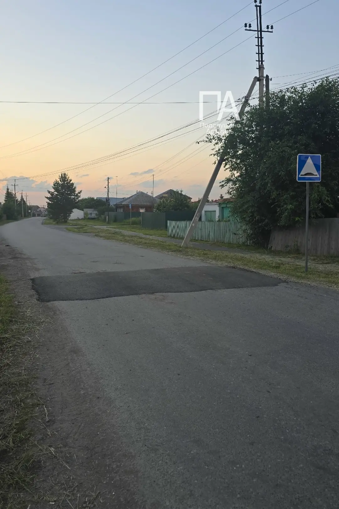 ‼️ Ежедневный репортаж с улицы Колхозной: сегодня на дороге установили лежачий полицейский и пандус,