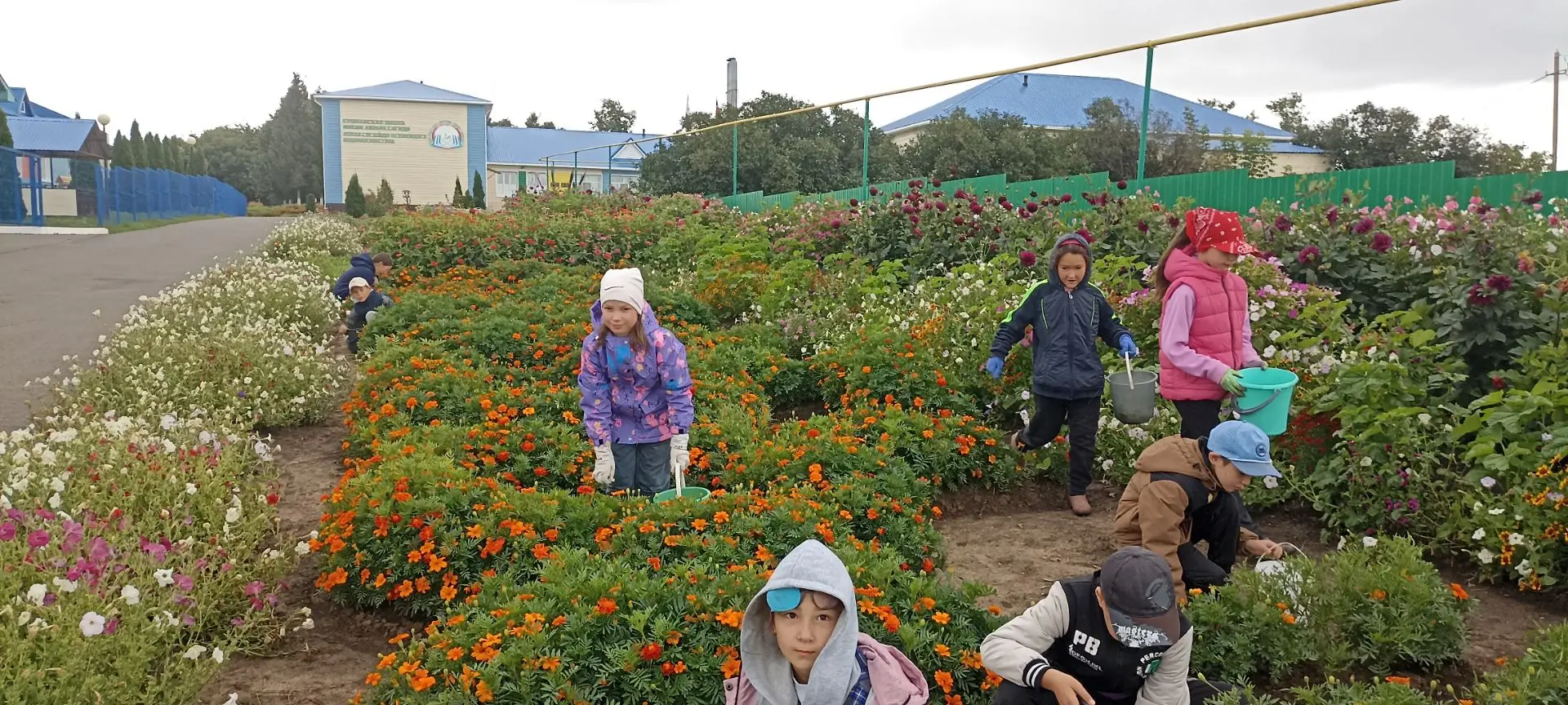Мәктәбебез территориясенә кергән кешеләрне матурлык сибеп чәчәклегебез каршы ала. Ә бал...
