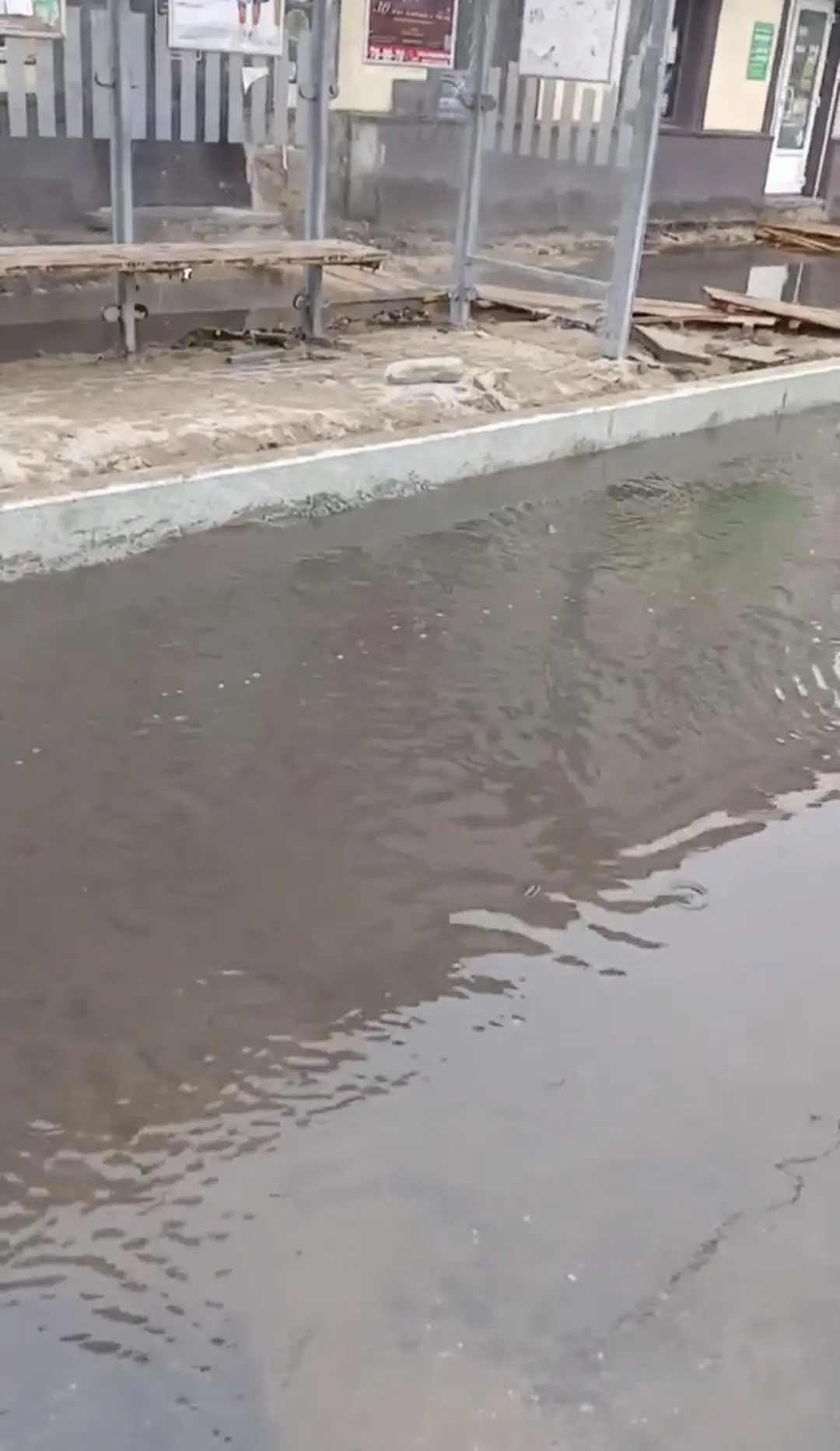 ⚠️ Орловчане вынуждены ждать транспорт прямо на дороге

После дождя из-за отсутствия ливнёвок остано