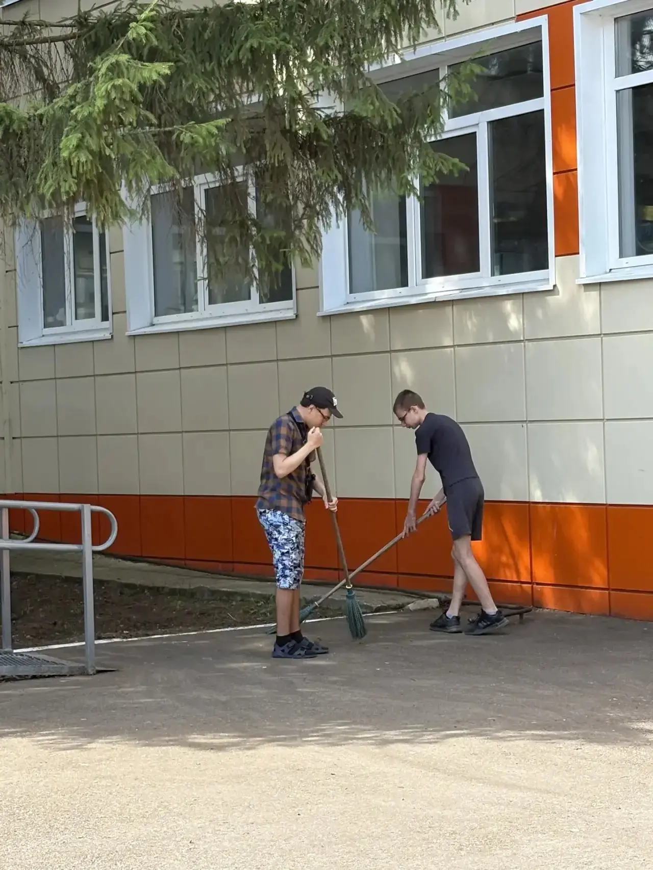📚 🌿 Наша гордость: как ребята преображают родную школу!

Лето — время добрых дел! На прошлой недел