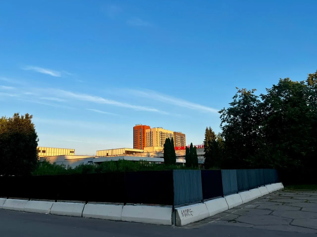 🚧 Бывший ТЦ «Первомайский» зарастает и покрывается граффити