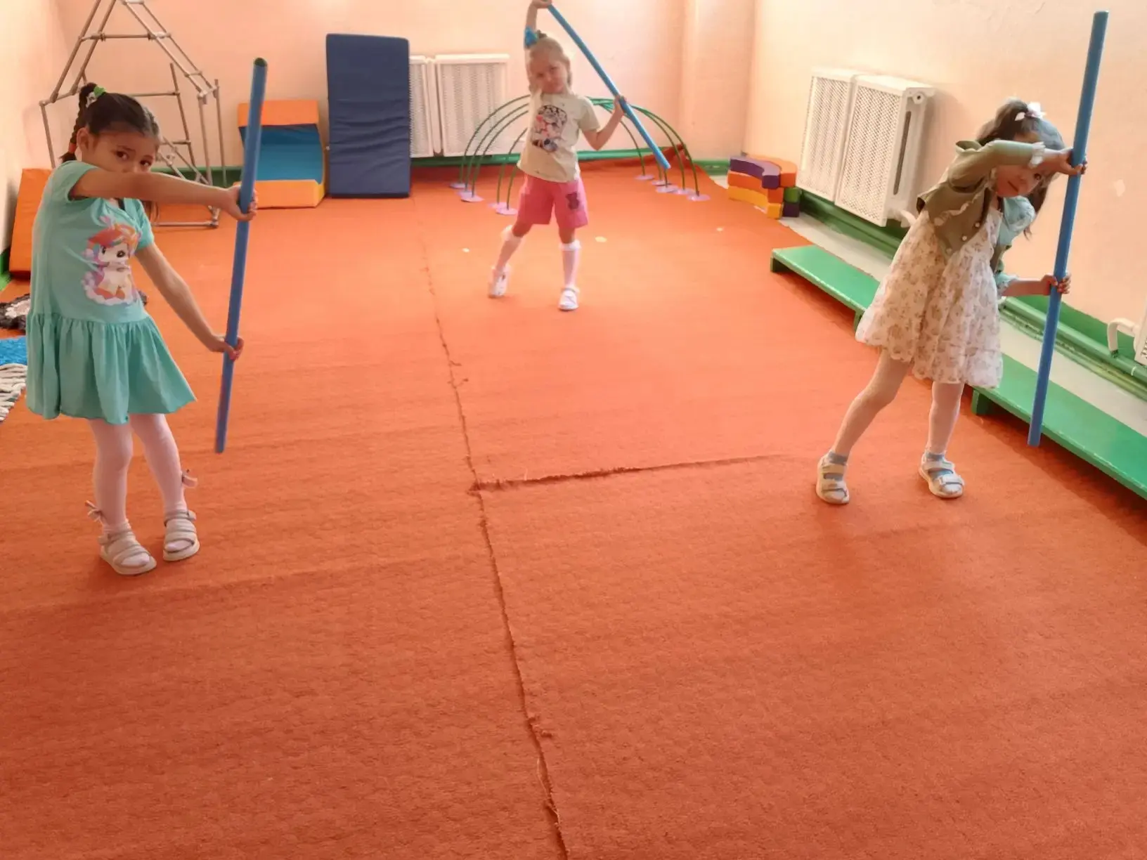 Утренняя гимнастика в дошкольных образовательных учреждениях (ДОУ) — важный компонент двигательного 