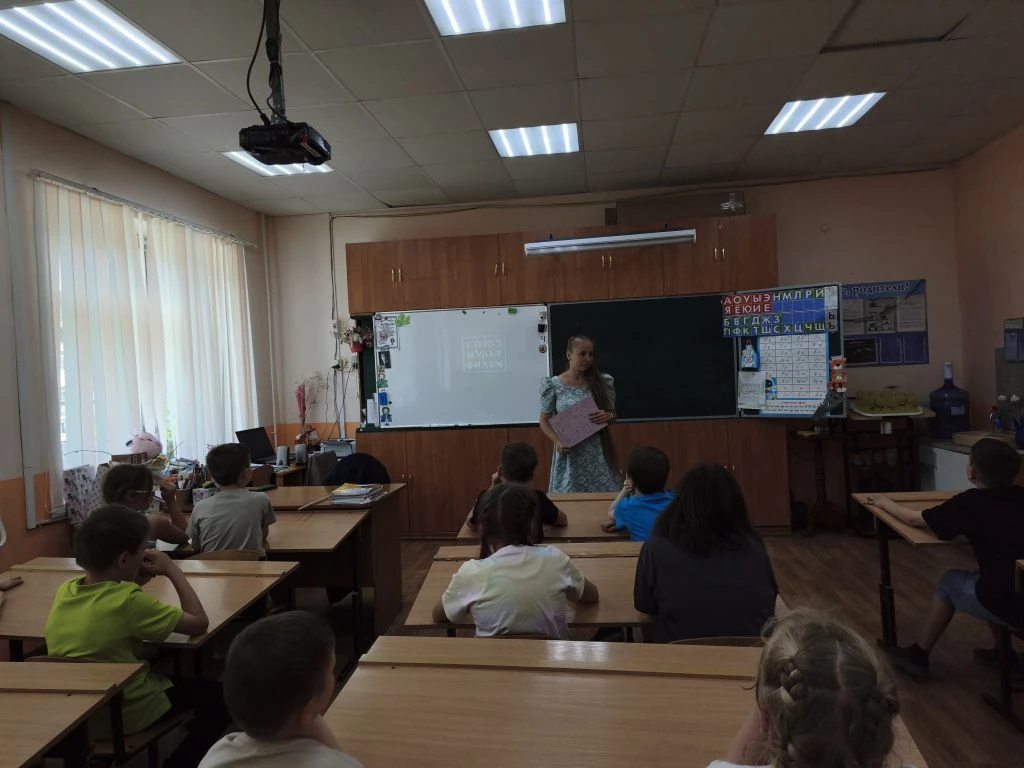 Сегодня, 10 июня, воспитанники нашего пришкольного лагеря снова узнали об интересных праздниках:
- Д