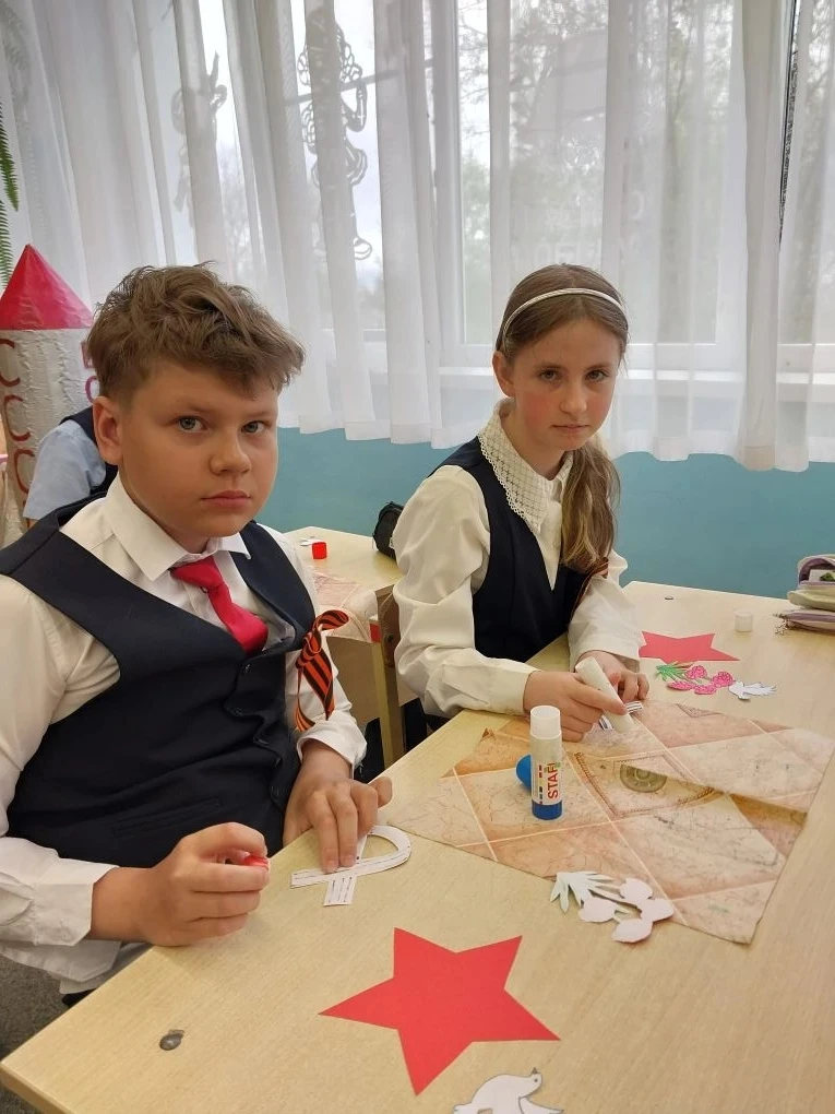 В нашей гимназии с теплотой и уважением прошла акция «Открытка Ветерану» ✨  Ребята своими руками ста
