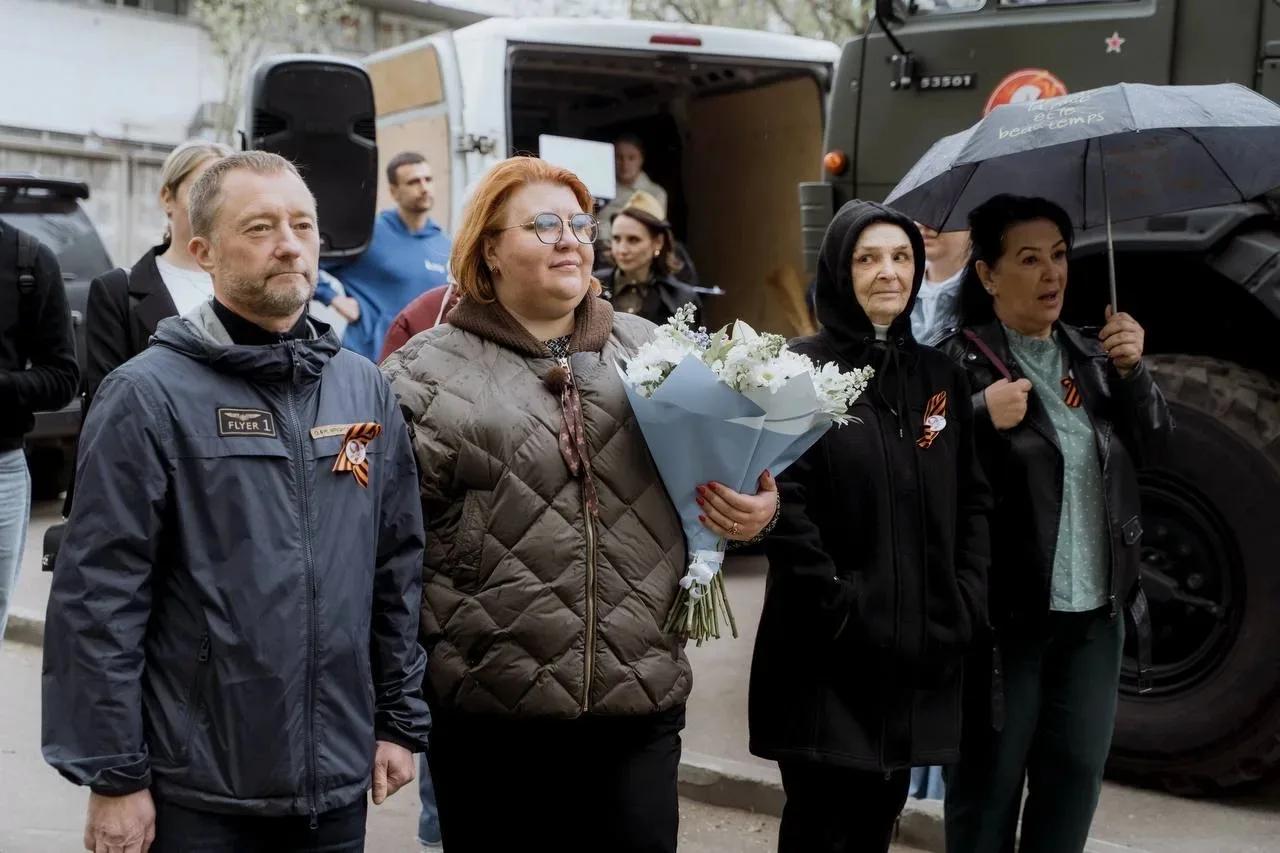 В День Победы приняла участие в трогательной акции в районе #НагатиноСадовники — поздра...