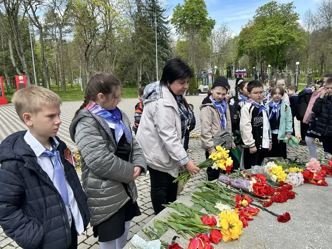 🌅 Утро Победы: вместе вспоминаем героев! Сегодня обучающиеся МБОУ СОШ 8 и активисты «Орлят России» п