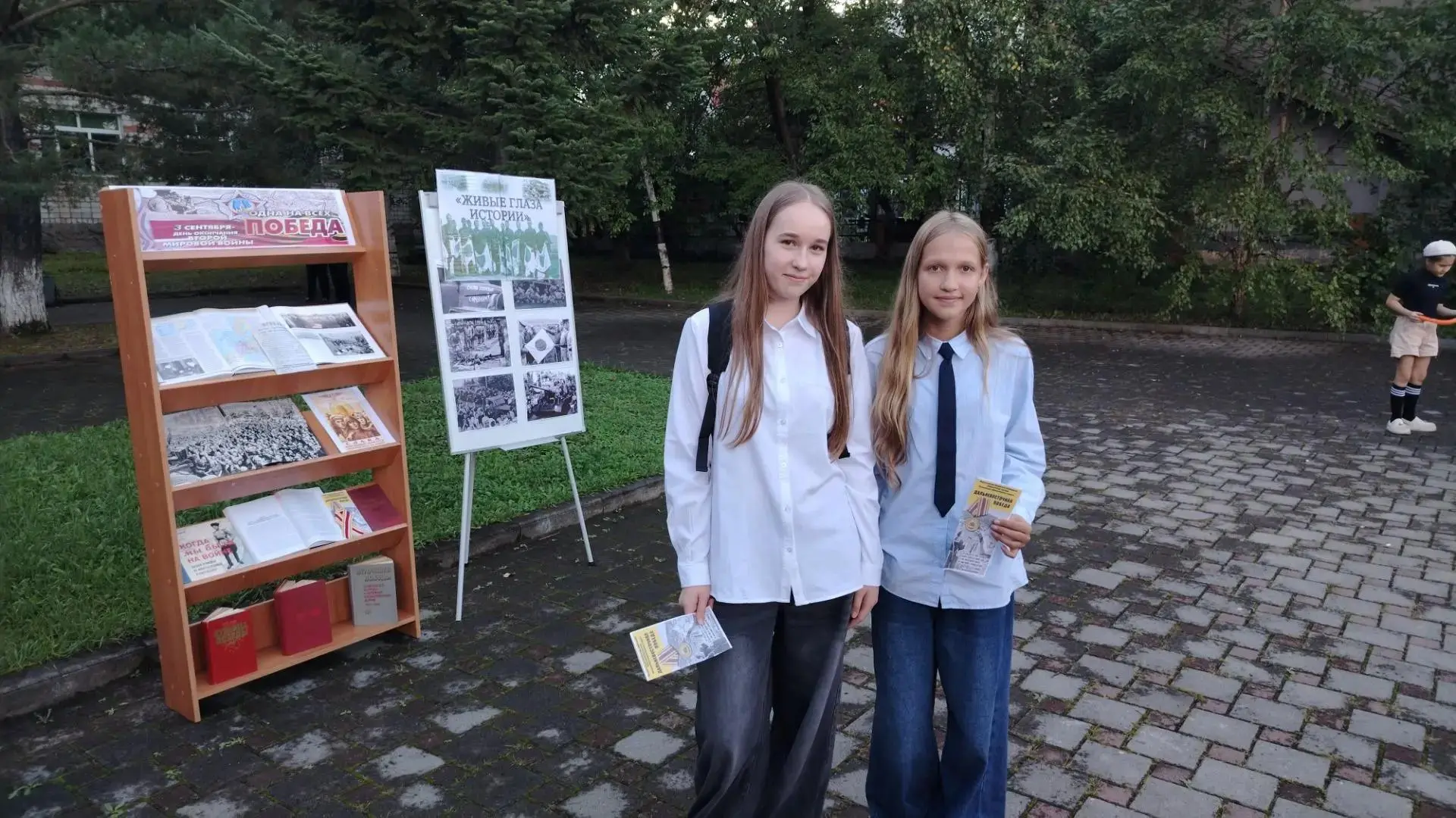 В живописном сквере им. Г.М. Шевченко состоялась книжная выставка, подготовленная Библи...