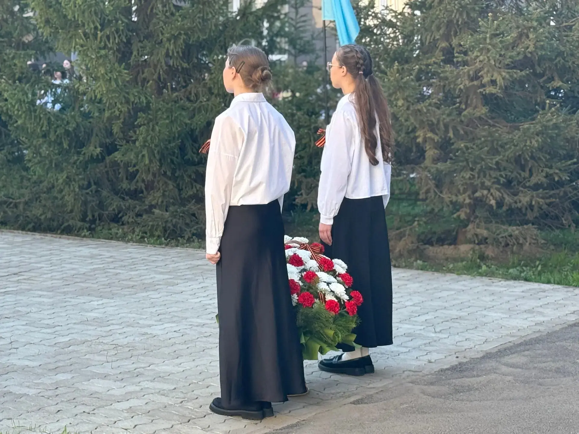 Добрый вечер, дорогие друзья.  Вместе с нашей Родиной, великой Россией и со всем передовым зарубежны