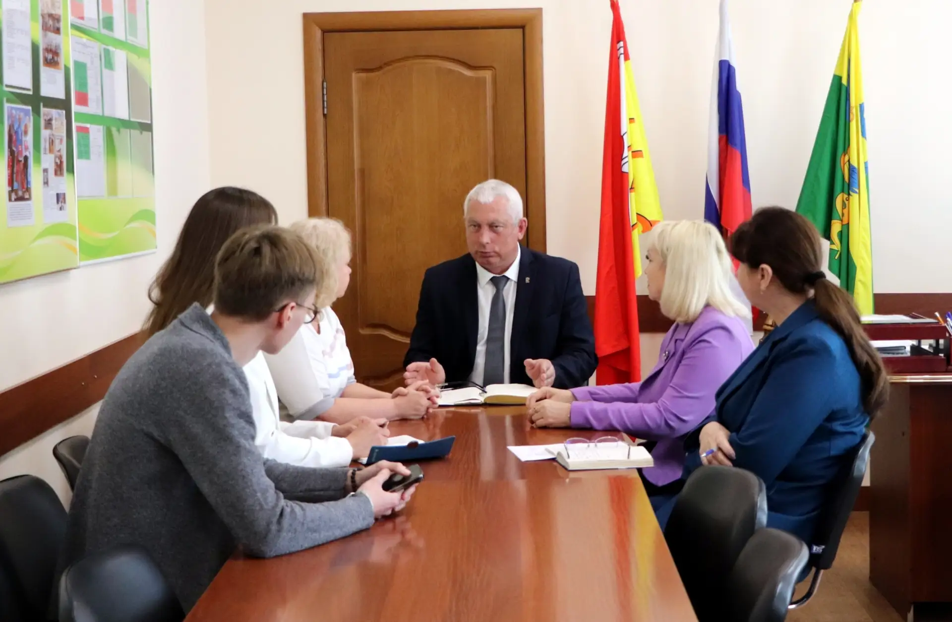 ✅ В четверг, 14 мая, глава Бутурлиновского района Александр Головков провёл рабочую встречу с предст