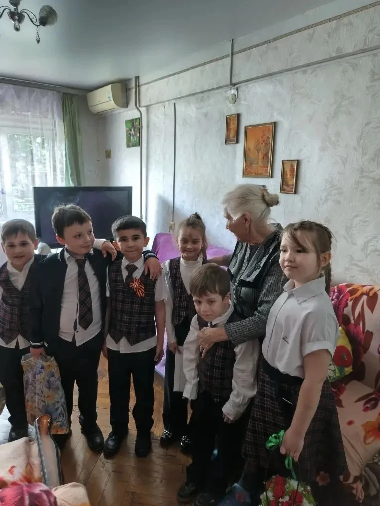 🎗️В преддверии 9 Мая учащиеся 1 «Е» класса поздравили с праздником Любовь Павловну Фоменко, которая 