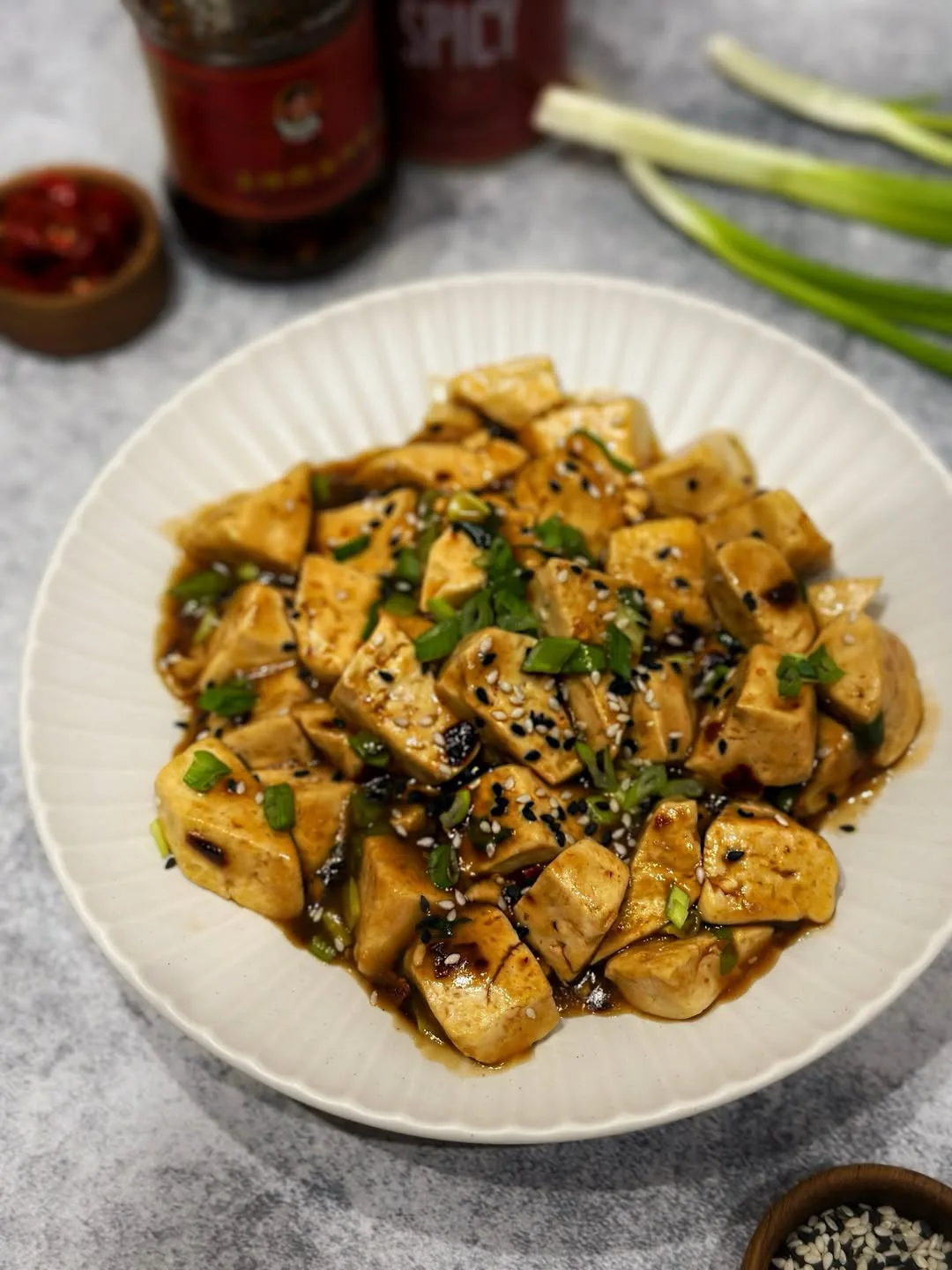 Тофу в пикантном соусе с зелёным луком 😍

Очень простой и вкусный вариант, когда хочется чего-то бы