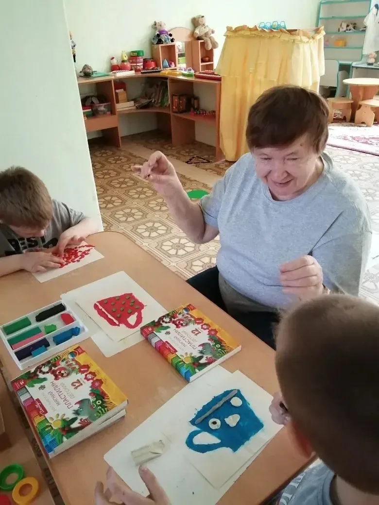 Лепка из пластилина или пластилинография у ребят группы "Золотой ключик"