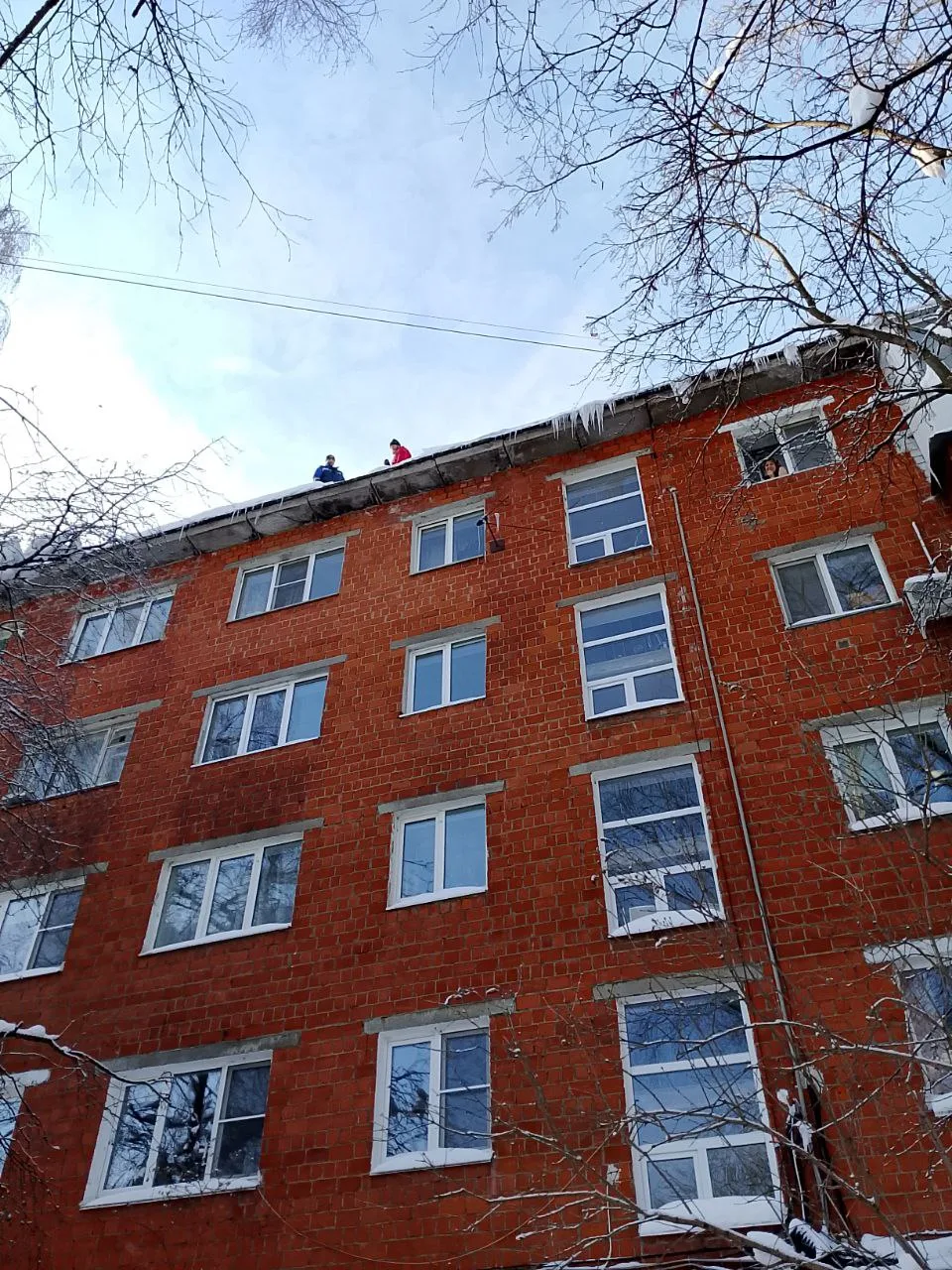 Альпинисты Домоуправляющей компании Приокского района ежедневно проводят работы по очистке крыш от с