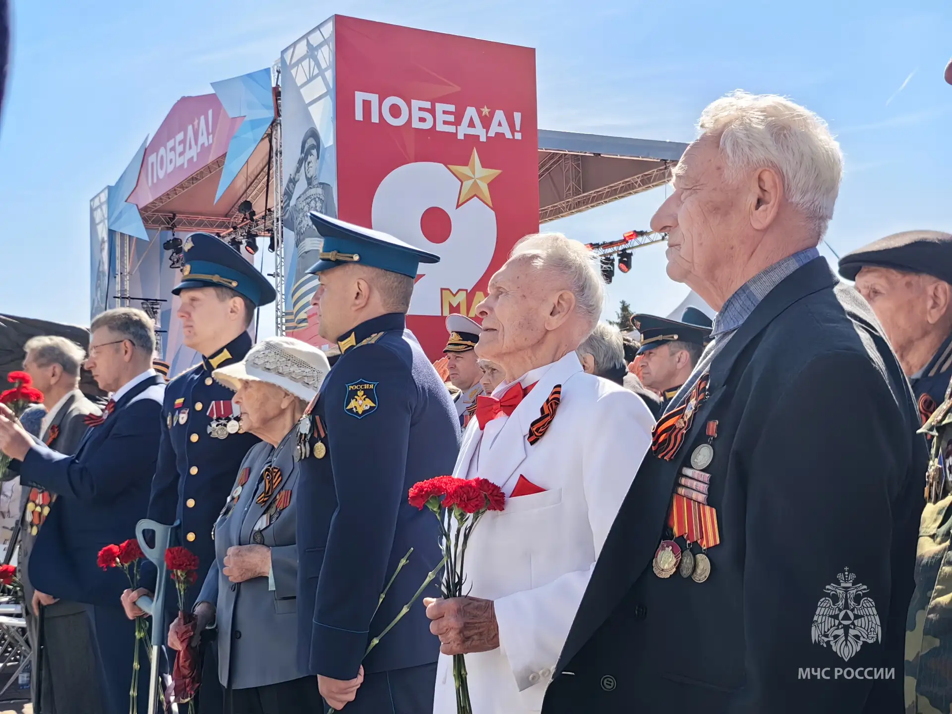 Сотрудники МЧС России в парадном строю  На площади 30-летия Победы состоялся парад, посвящённый 81-й