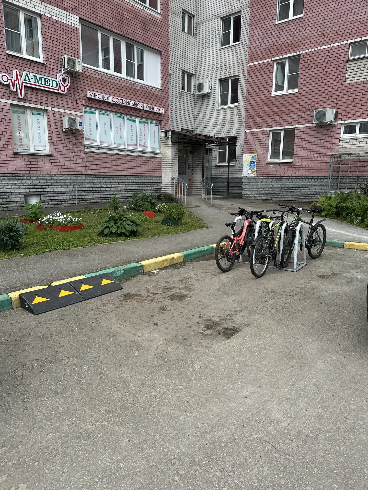 Съезд для колясок и велосипедов установлен во внутреннем углу дома у 3 подъезда.
