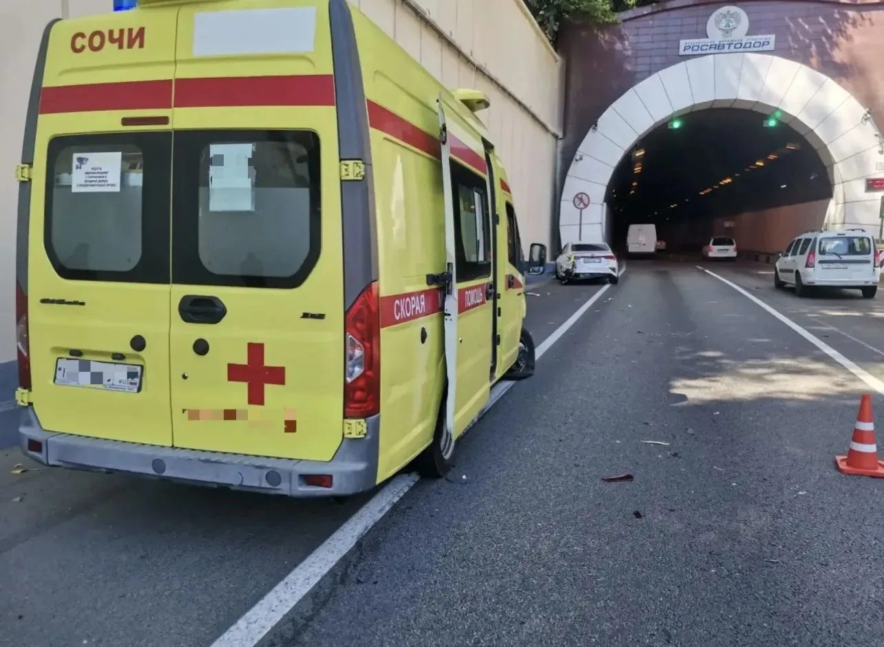 🚔 Перед тоннелем в Хостинском районе столкнулись сразу три автомобиля