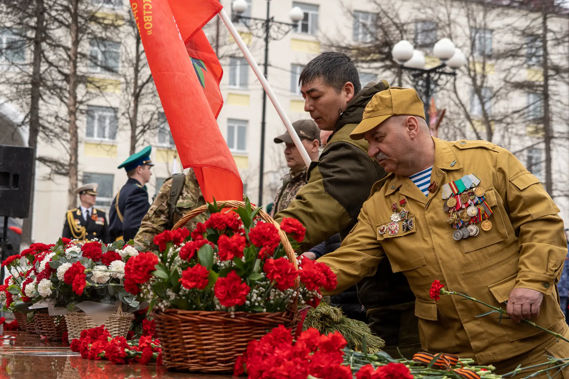 Торжественные и памятные мероприятия прошли в Магадане 8 мая  В них участвовал губернатор Сергей Нос