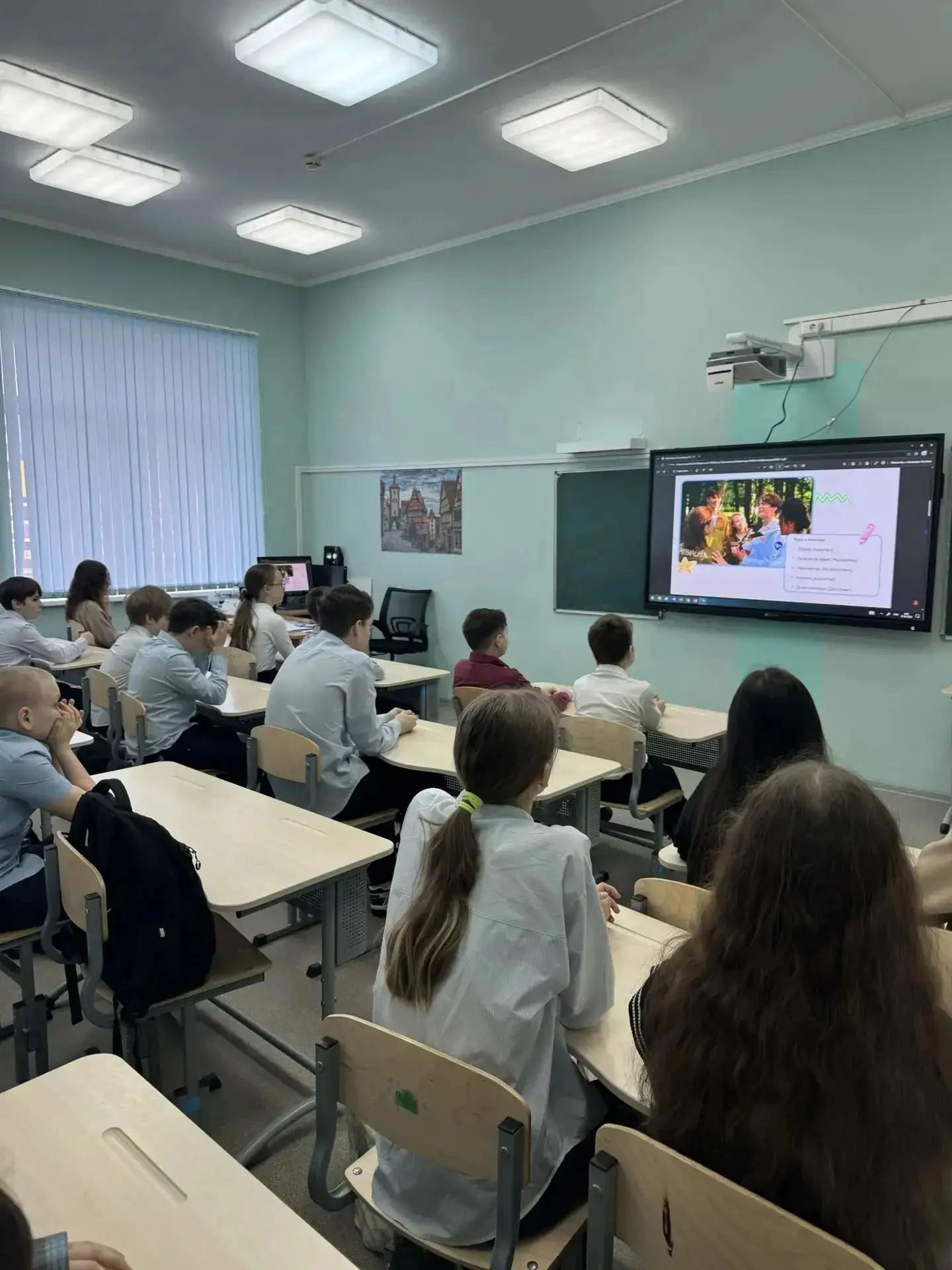 27.04.  в МБОУ СШ № 31 началось с церемонии поднятия Государственного флага Российской Федерации и и