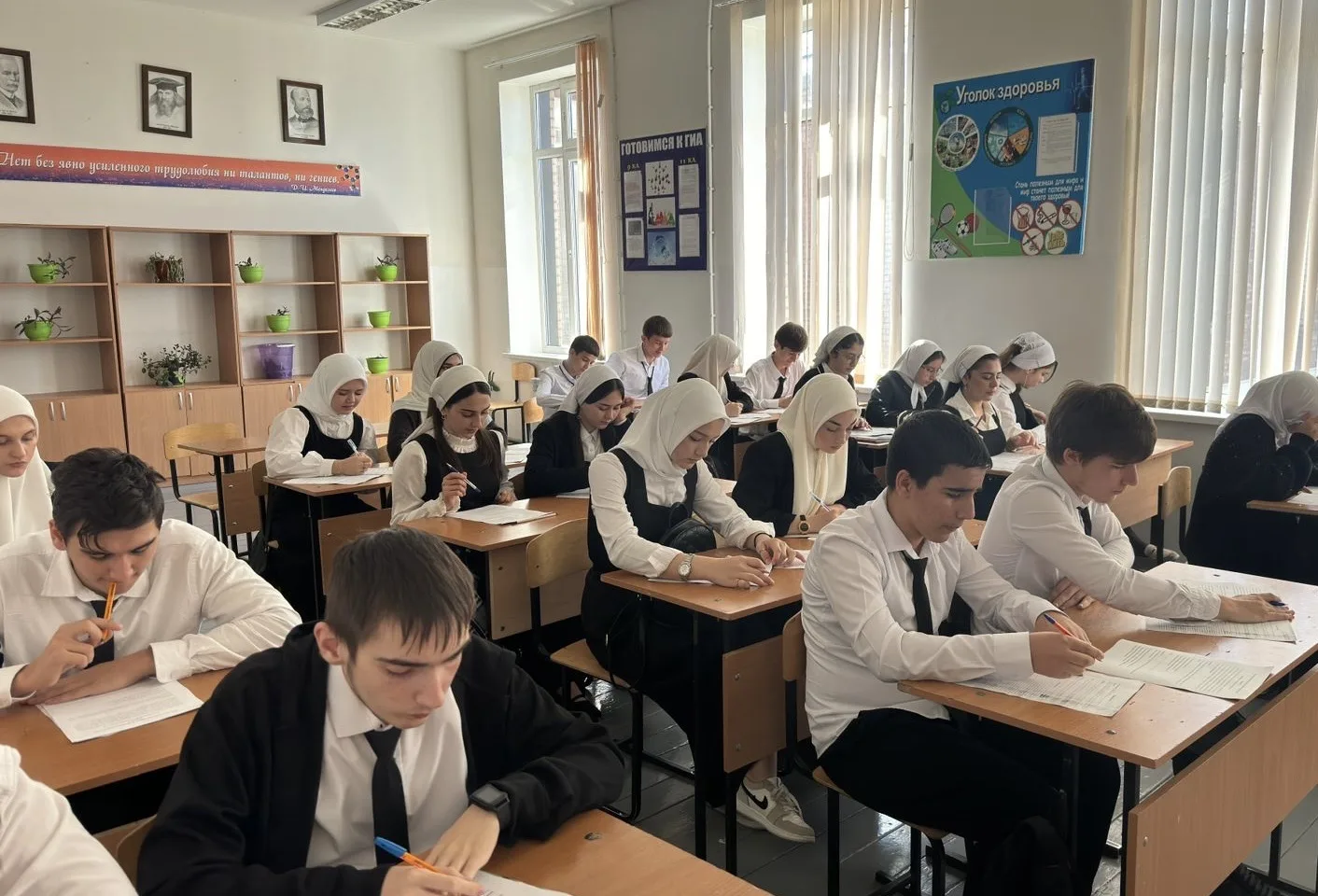 📚 Девятиклассники написали годовую контрольную работу по русскому языку в формате ОГЭ.  🗓️ 14 апреля