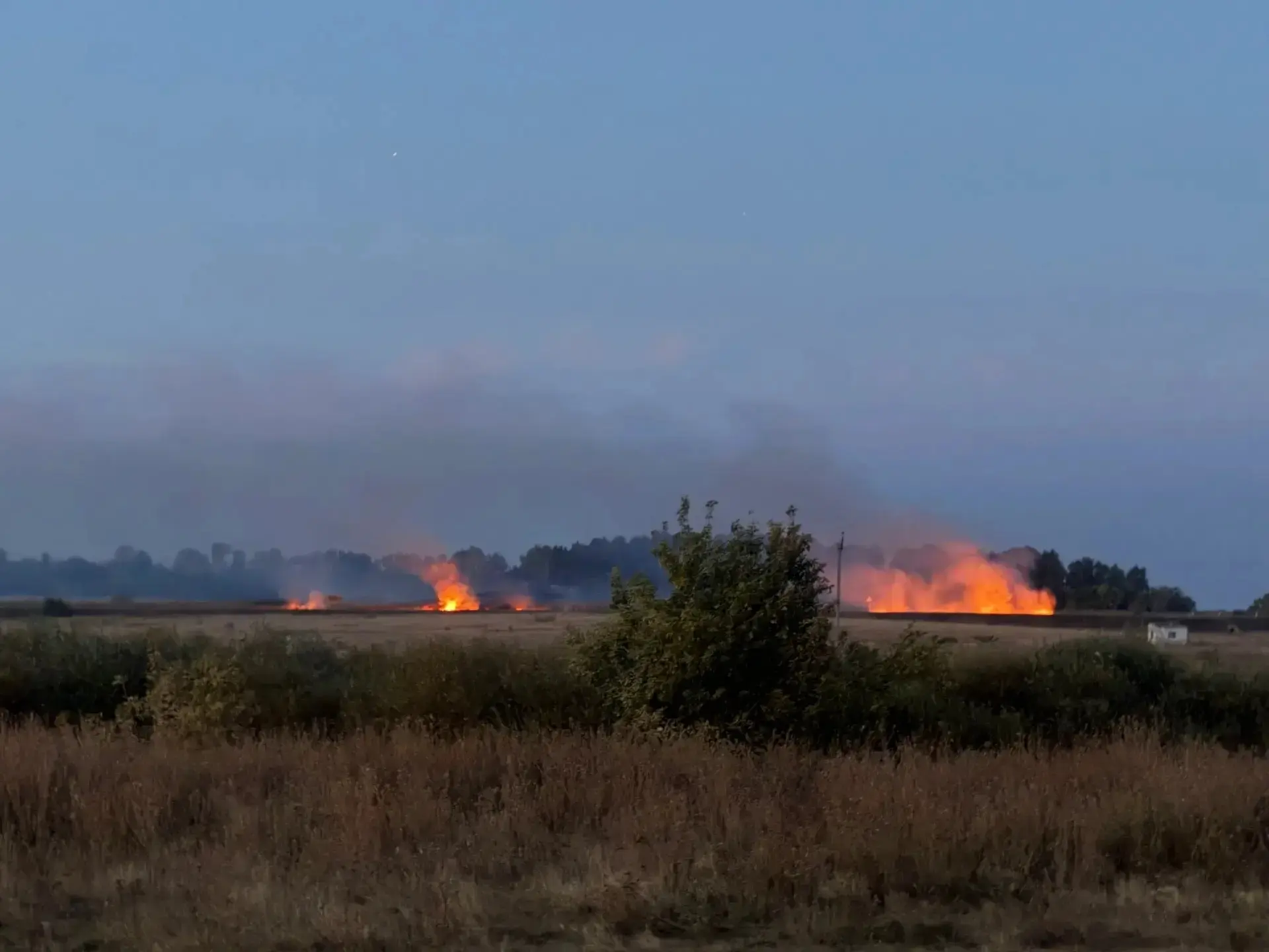 В Нагайбакском округе продолжаются ландшафтные пожары. Вчера боролись с огнем на свалке...