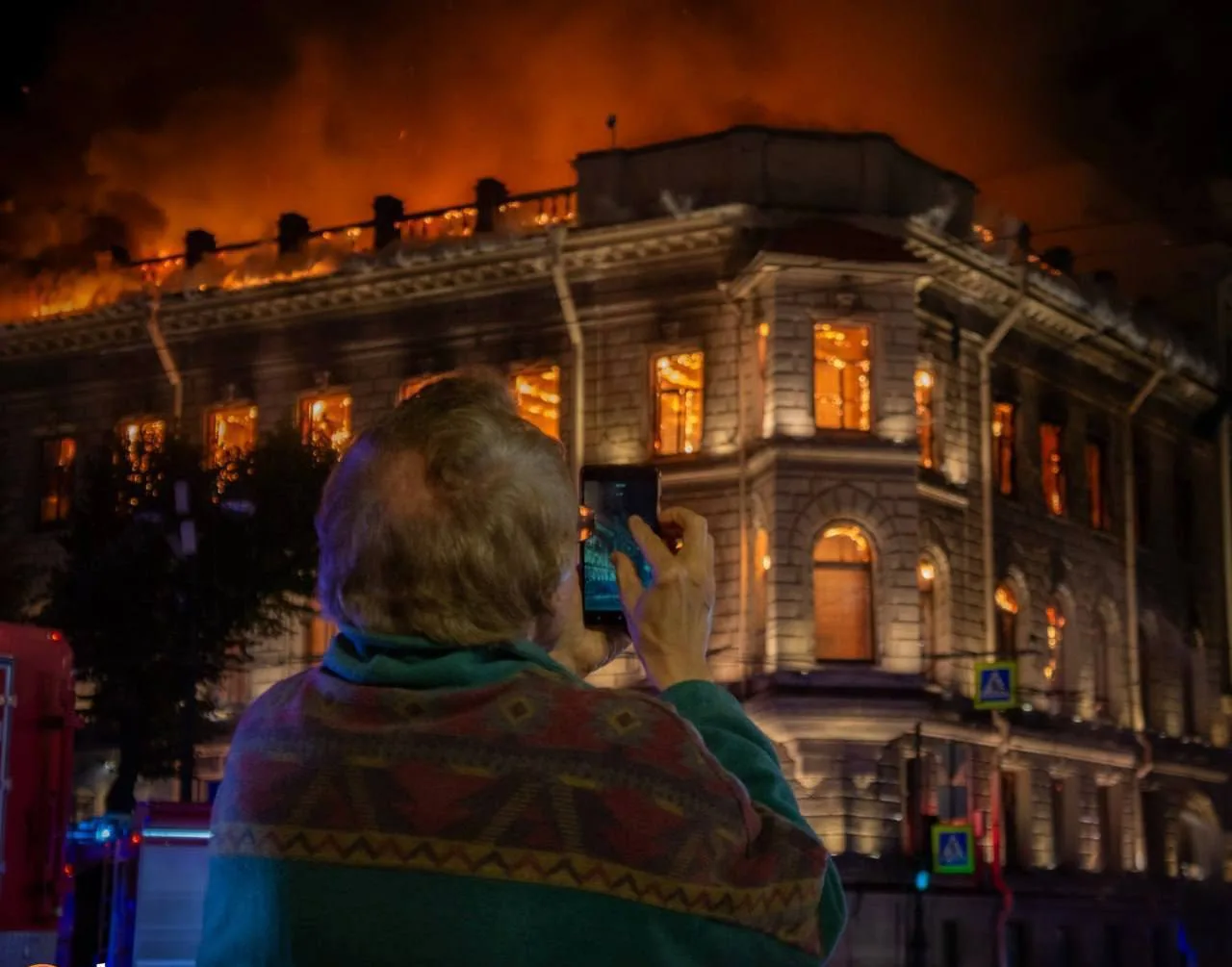 В центре Петербурга у Исаакиевской площади вспыхнул особняк Миллера — памятник архитект...