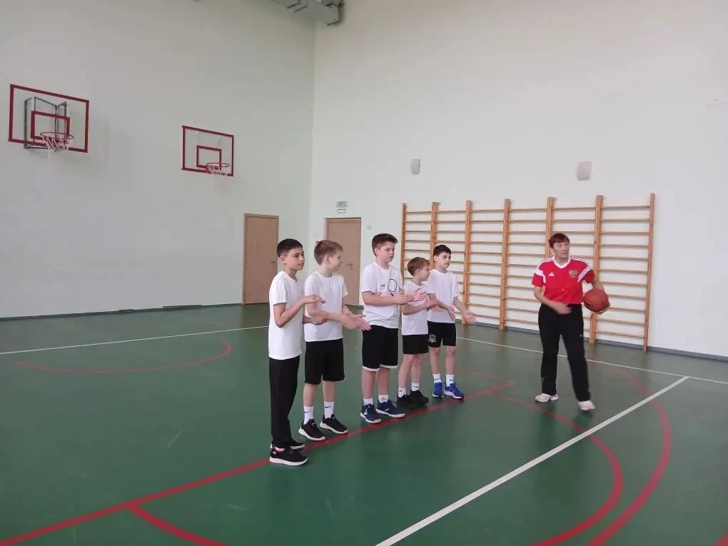 🏀 «Ура, каникулы!»: В нашей школе прошел турнир по баскетболу среди 4-х и 5-х классов!  Каникулы- эт