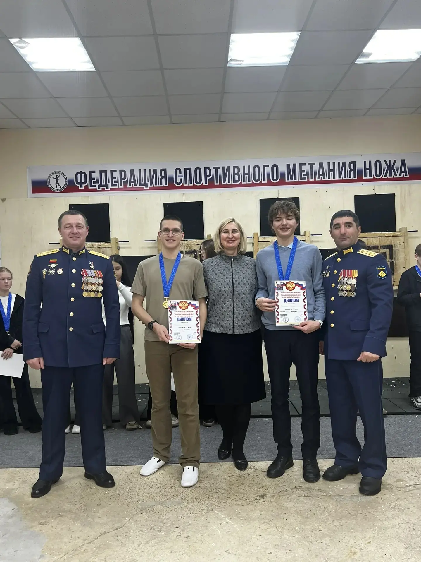 ⚔️Яркие броски и заслуженные награды: в нашей школе прошли соревнования по спортивному метанию ножа!